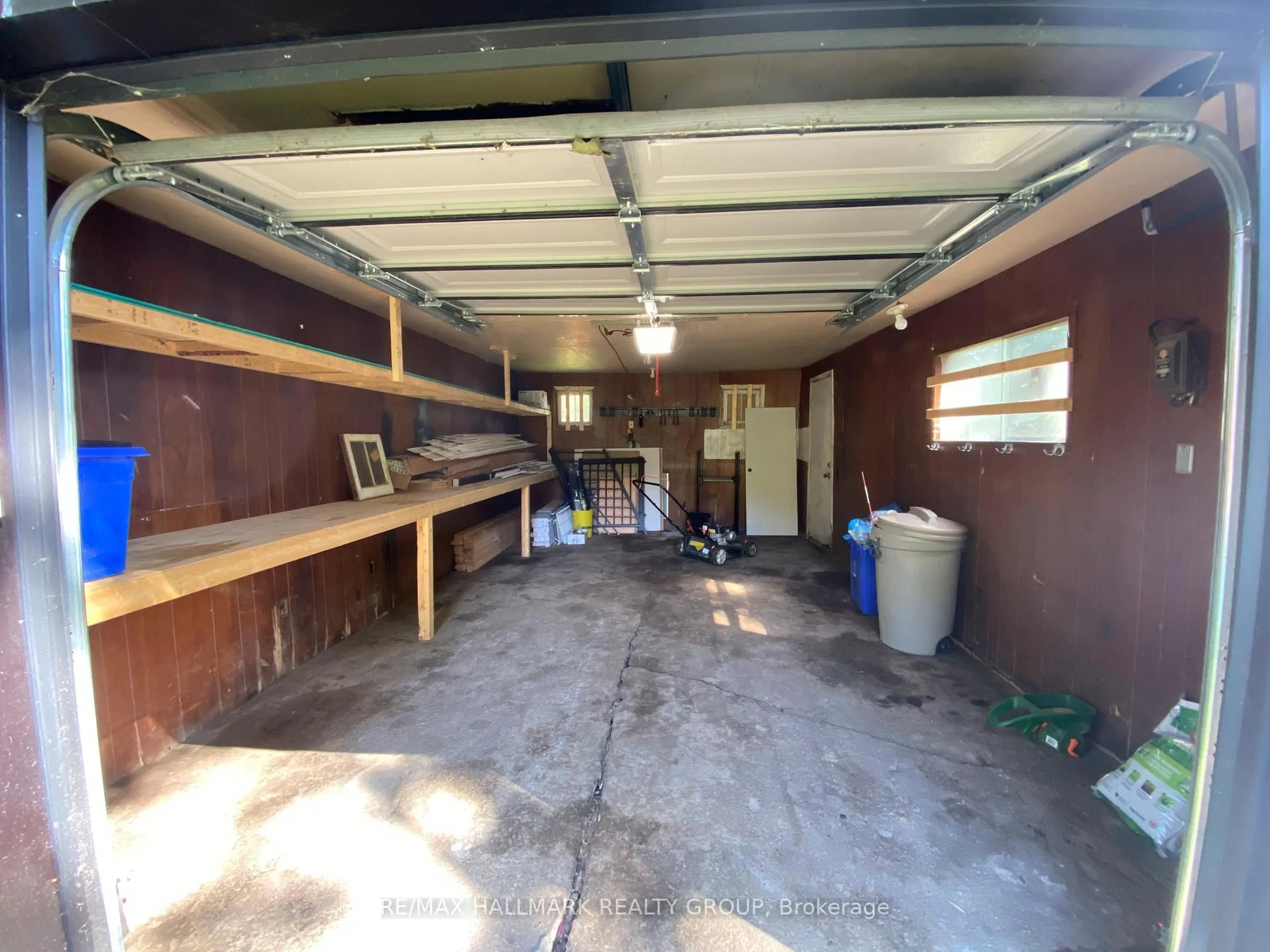 Indoor garage for 2545 MARKET St, Ottawa Ontario K4C 1A4