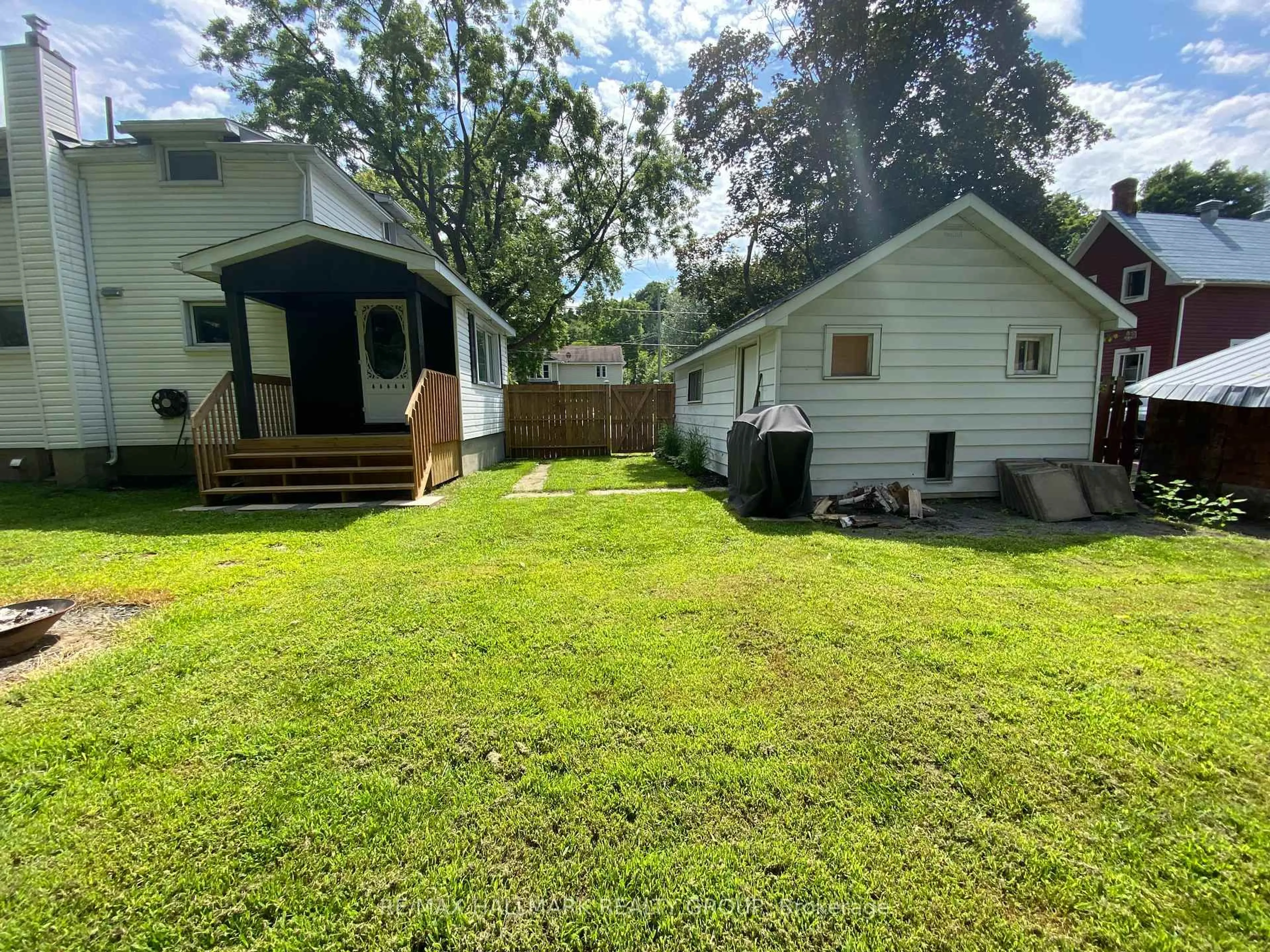 A pic from outside/outdoor area/front of a property/back of a property/a pic from drone, unknown for 2545 MARKET St, Ottawa Ontario K4C 1A4