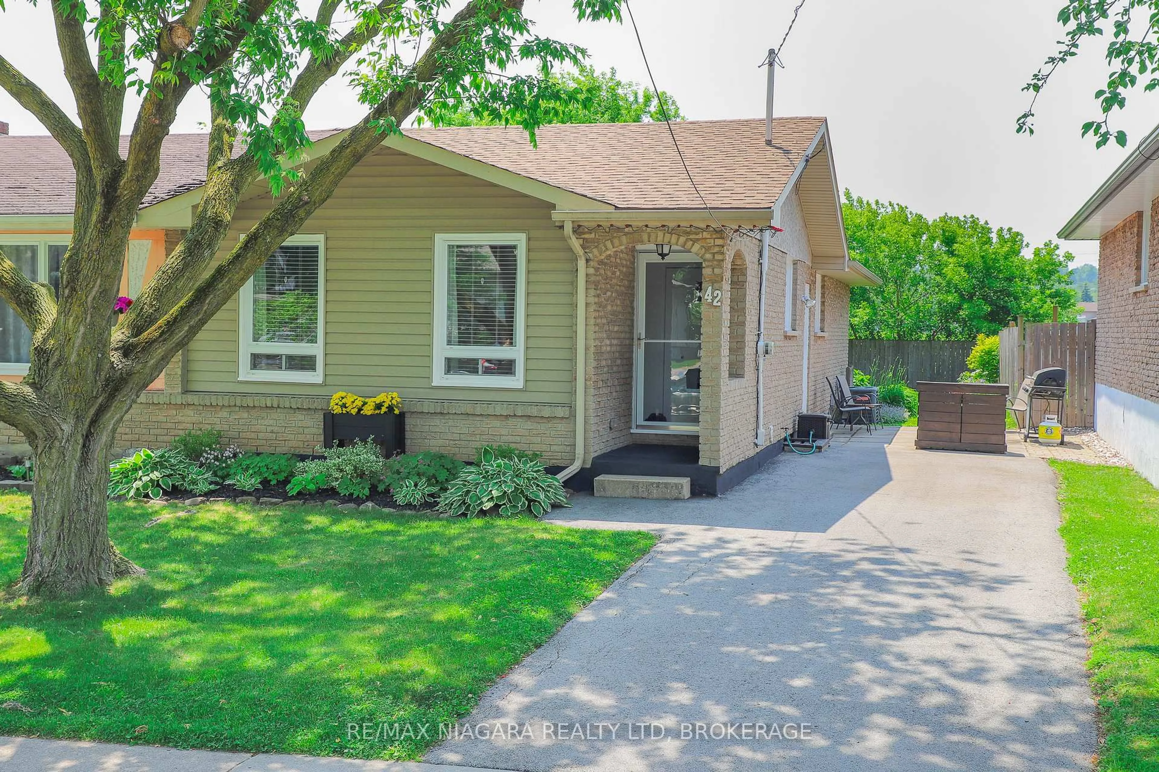 Home with vinyl exterior material, street for 42 Seymour Ave, St. Catharines Ontario L2P 1A7
