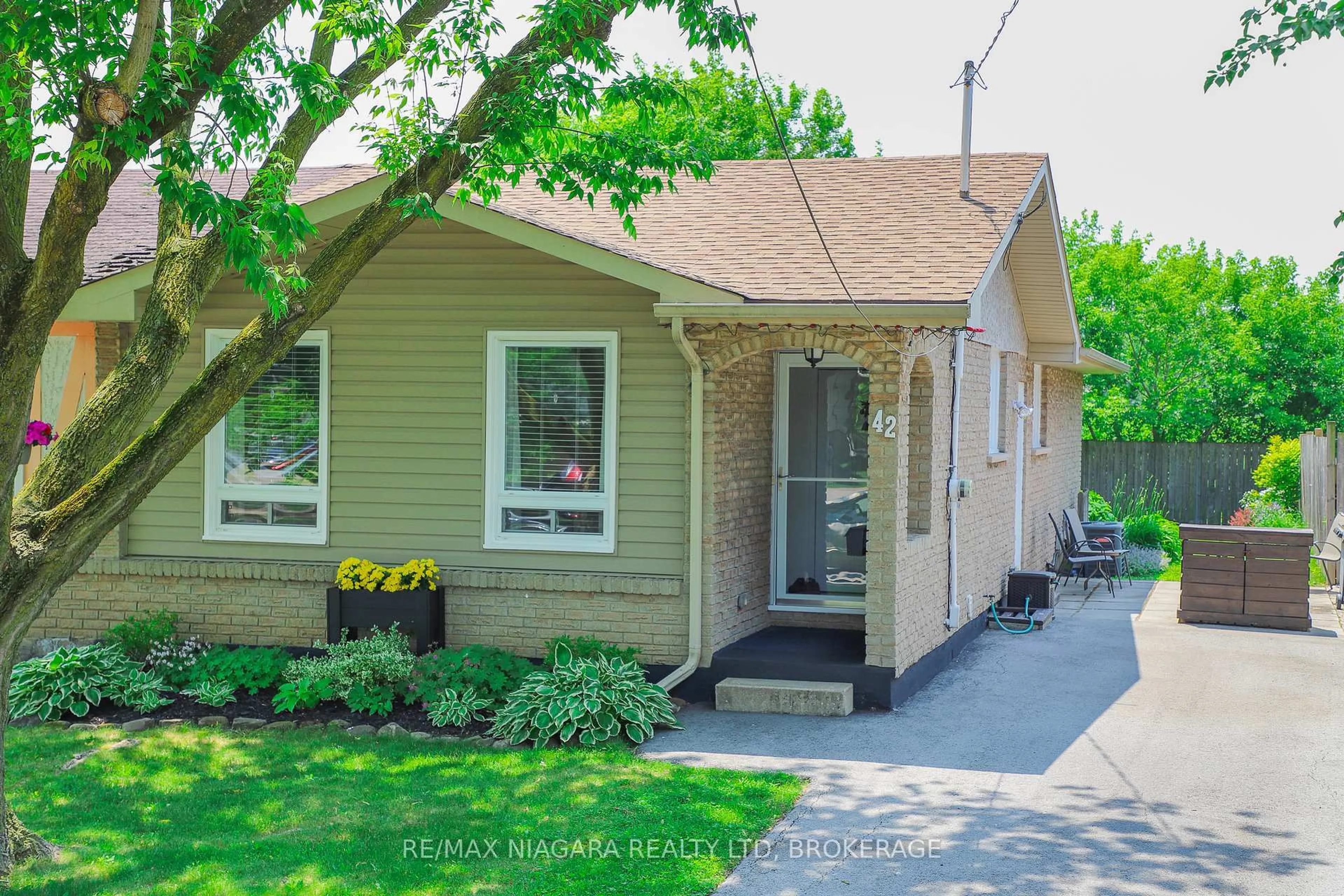 Home with vinyl exterior material, street for 42 Seymour Ave, St. Catharines Ontario L2P 1A7