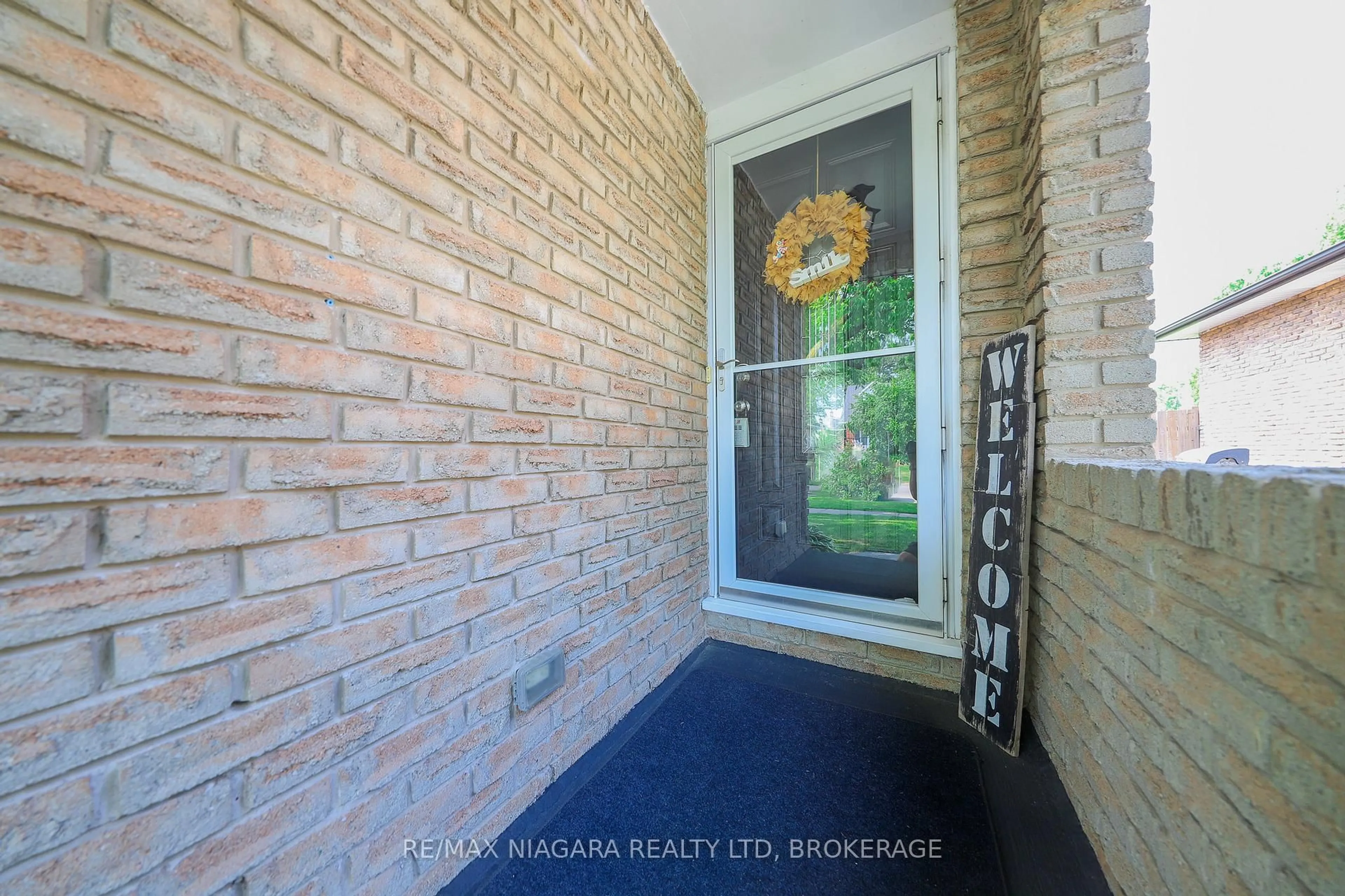 Indoor entryway for 42 Seymour Ave, St. Catharines Ontario L2P 1A7