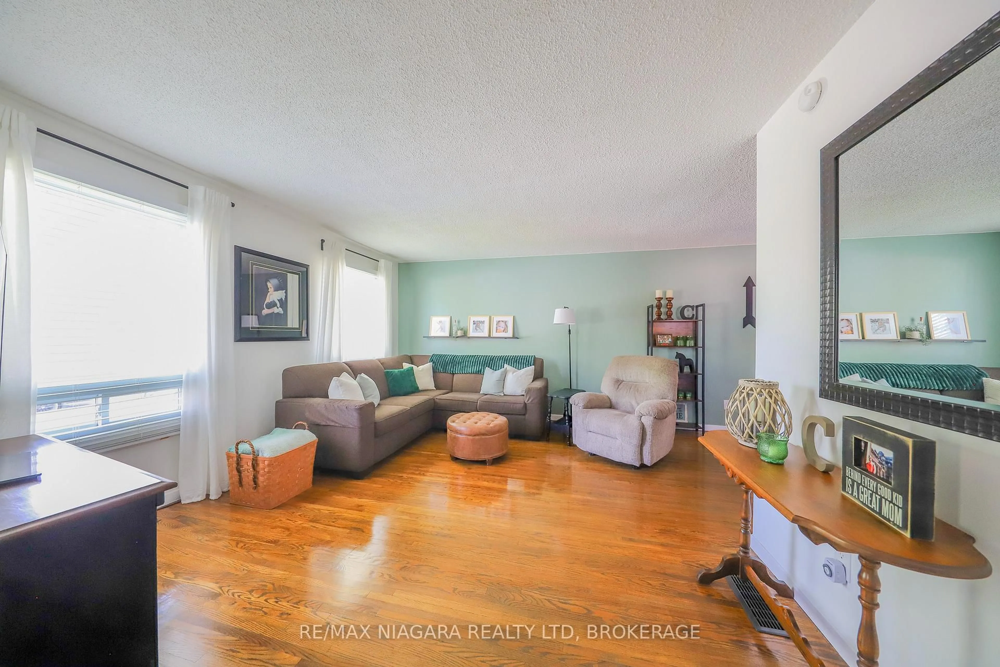 Living room with furniture, unknown for 42 Seymour Ave, St. Catharines Ontario L2P 1A7