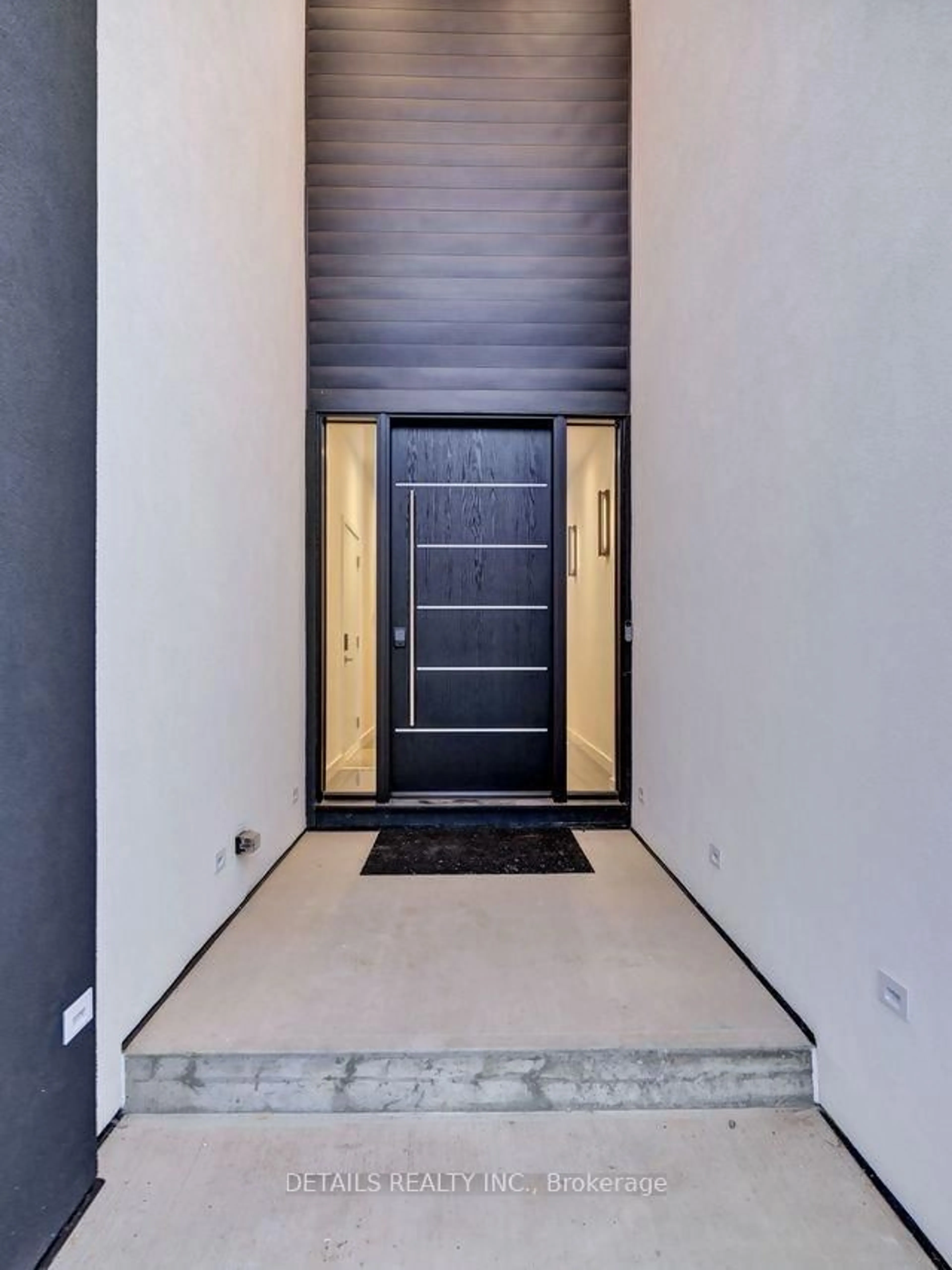 Indoor entryway for 20 Dunham St, Ottawa Ontario K1J 7L6