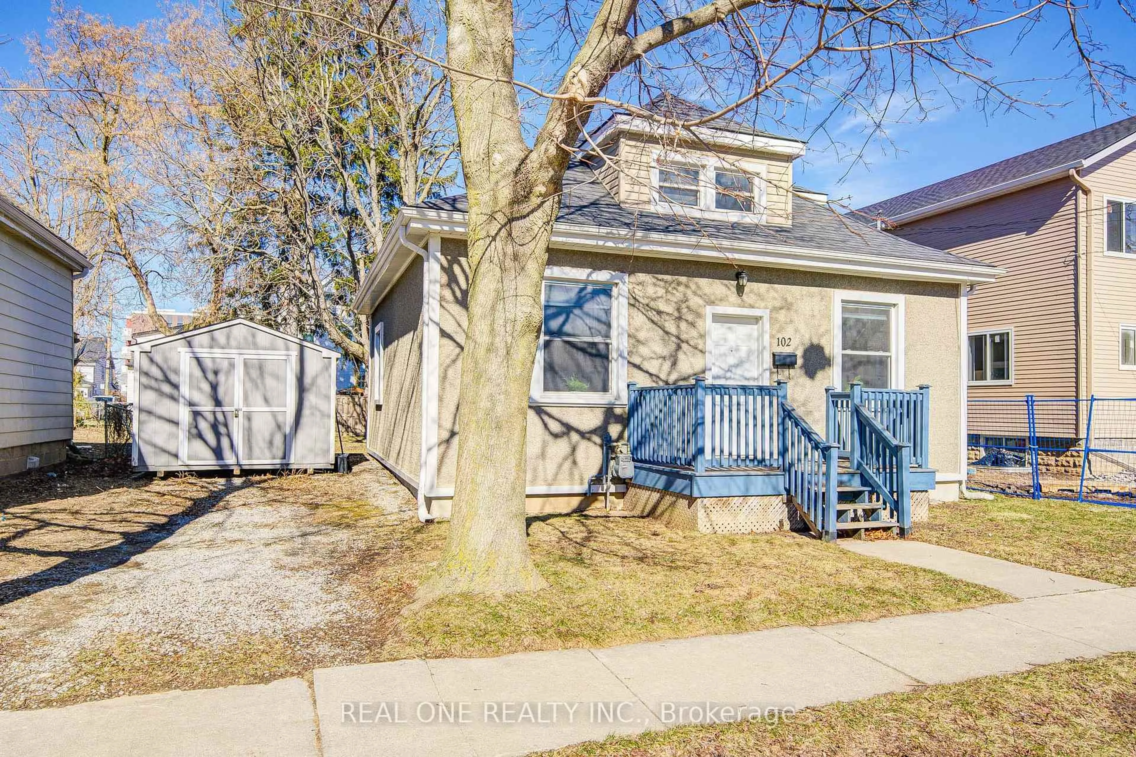 A pic from outside/outdoor area/front of a property/back of a property/a pic from drone, street for 102 Royal Ave, Hamilton Ontario L8S 2C6