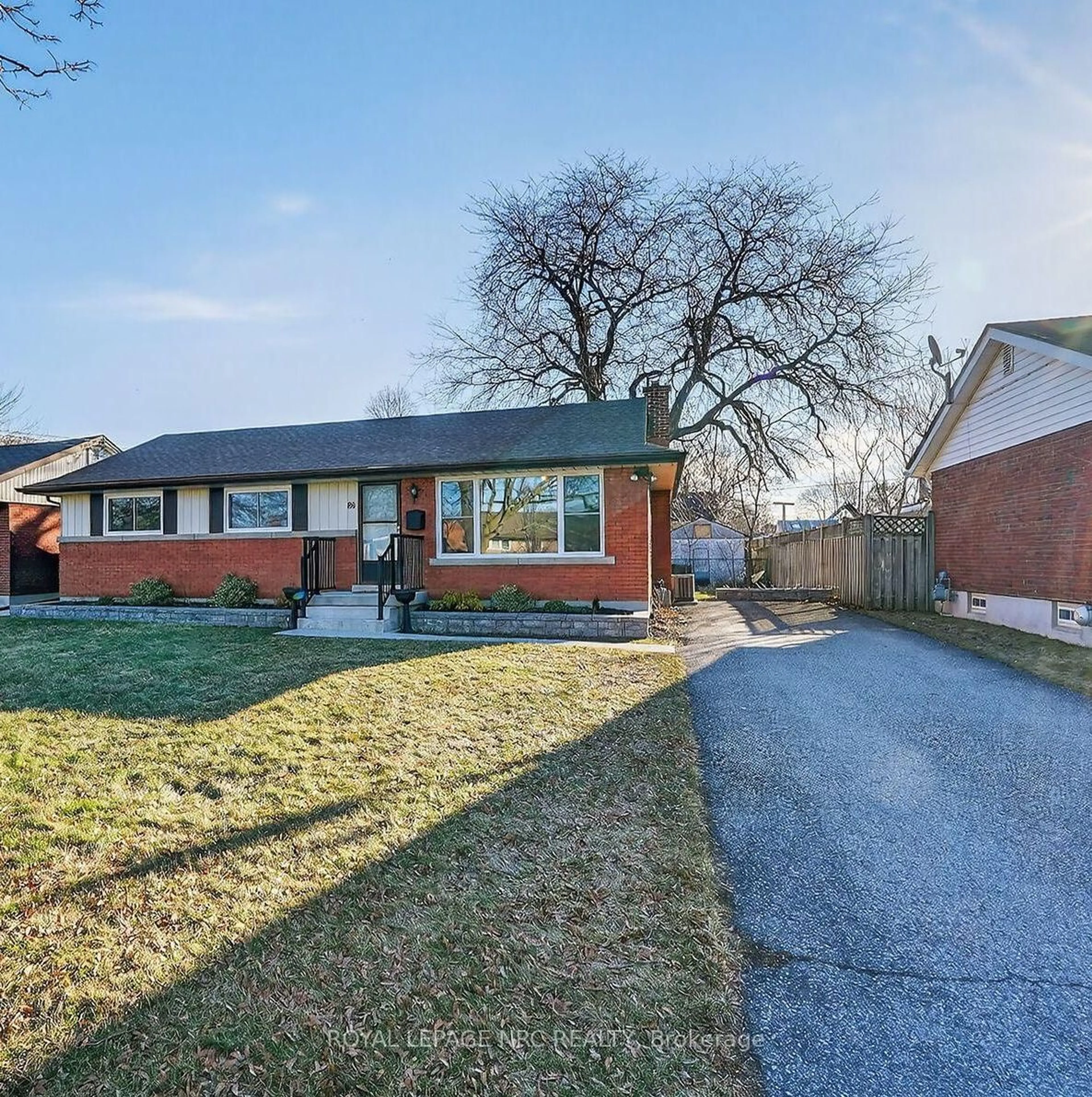 Home with brick exterior material, street for 86 Royal Manor Dr, St. Catharines Ontario L2M 4L7