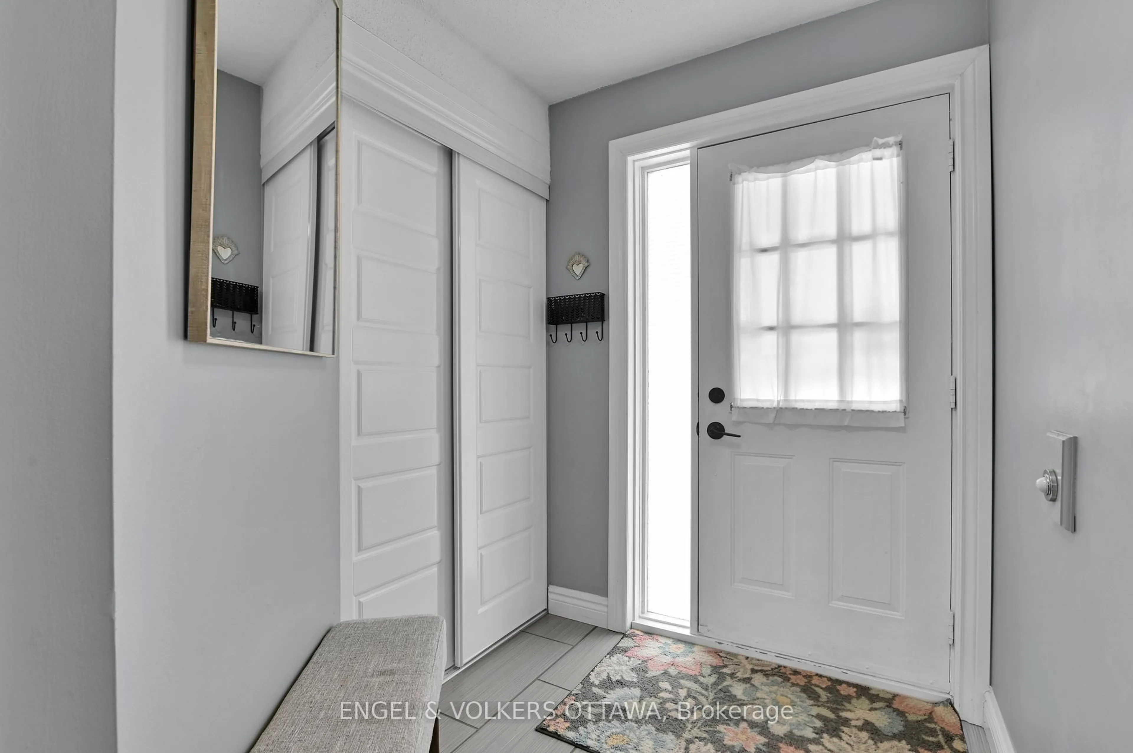 Indoor entryway for 66 Hummingbird Cres, Ottawa Ontario K2J 3A3