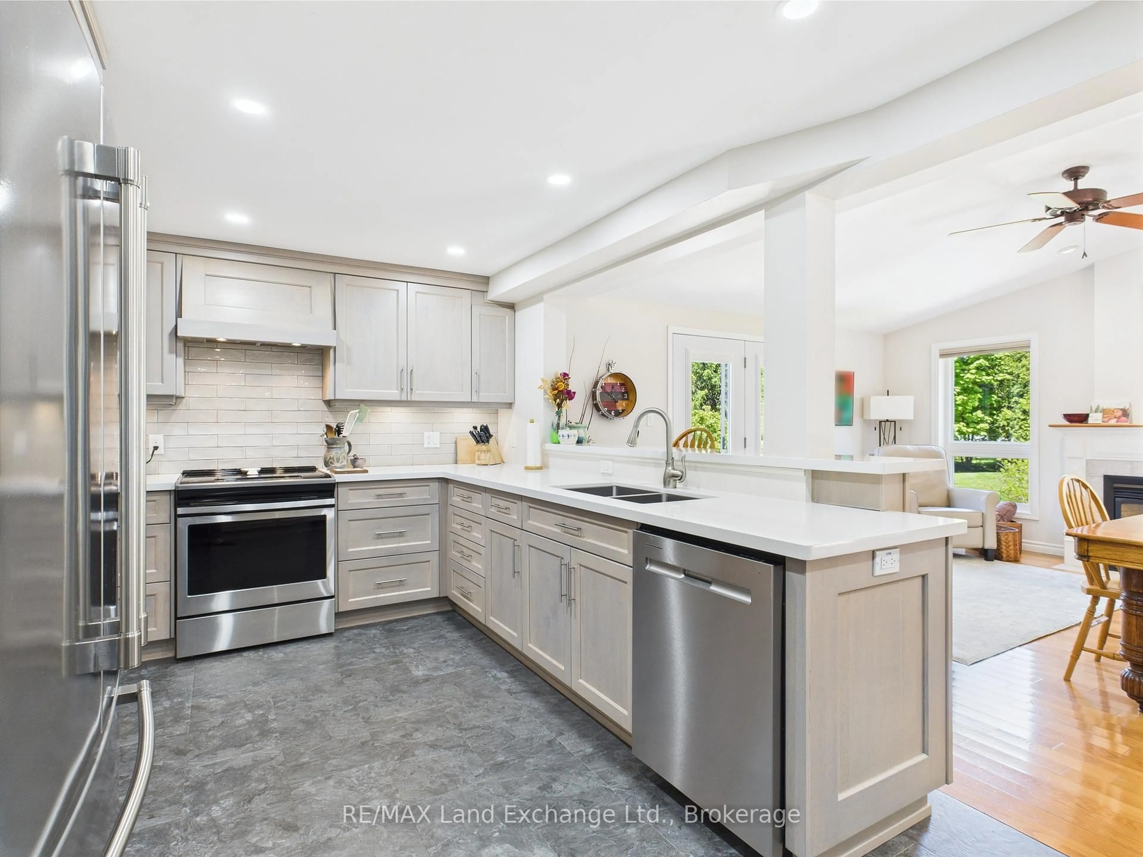 Contemporary kitchen, ceramic/tile floor for 40 Eastwood Cres, Kincardine Ontario N2Z 2X6