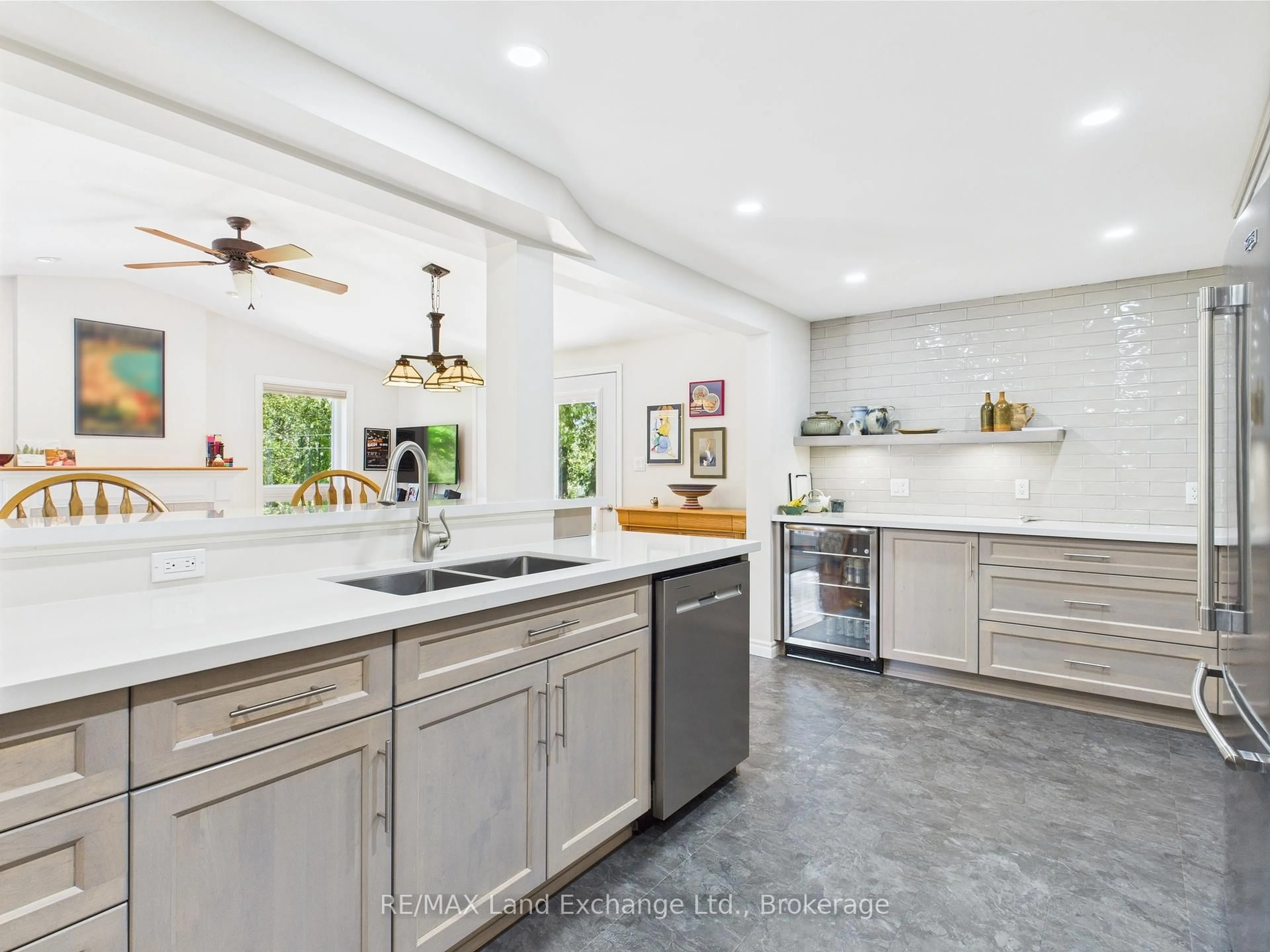 Open concept kitchen, ceramic/tile floor for 40 Eastwood Cres, Kincardine Ontario N2Z 2X6