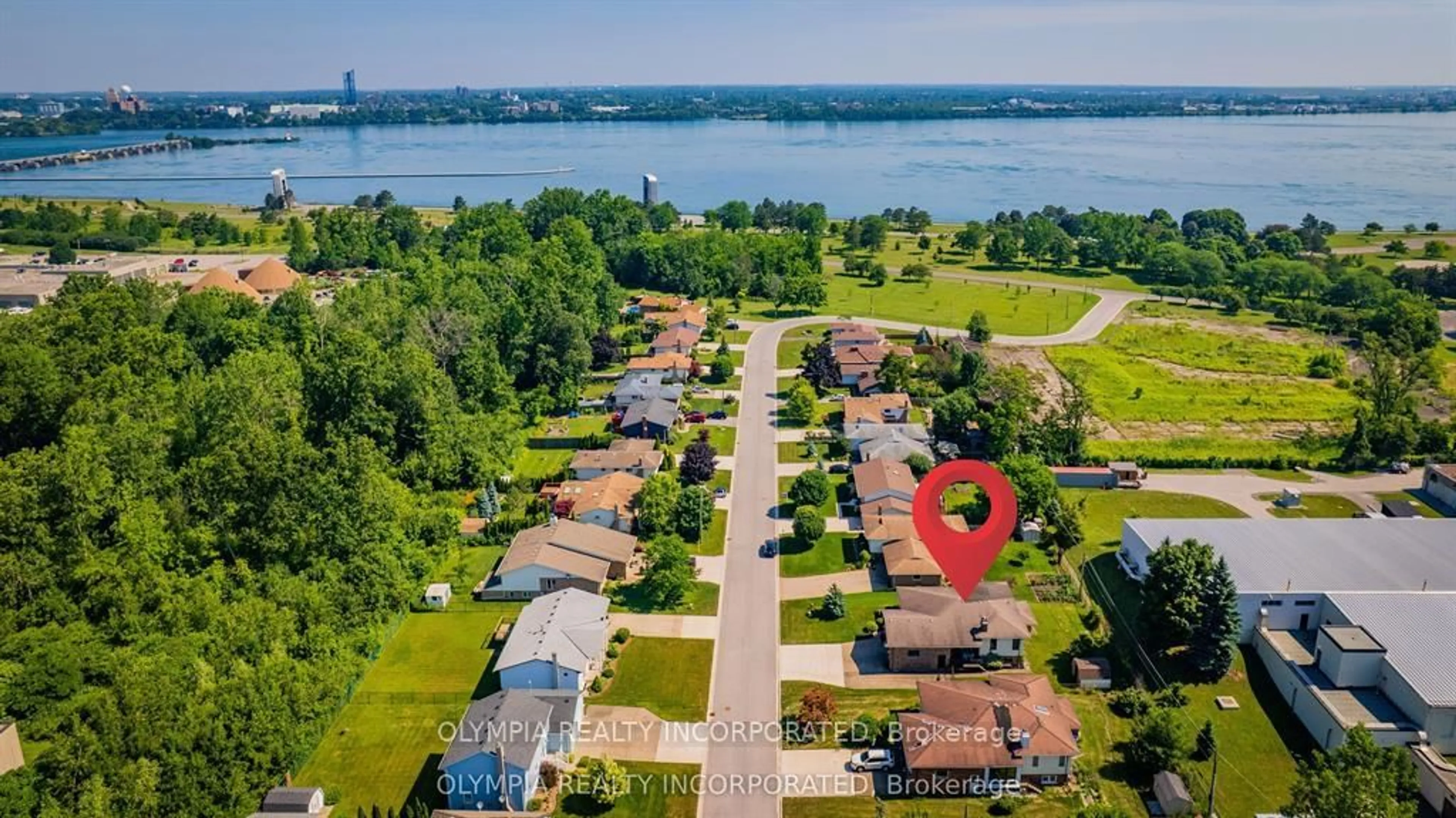 A pic from outside/outdoor area/front of a property/back of a property/a pic from drone, water/lake/river/ocean view for 3640 Rapids View Dr, Niagara Falls Ontario L2G 6C4