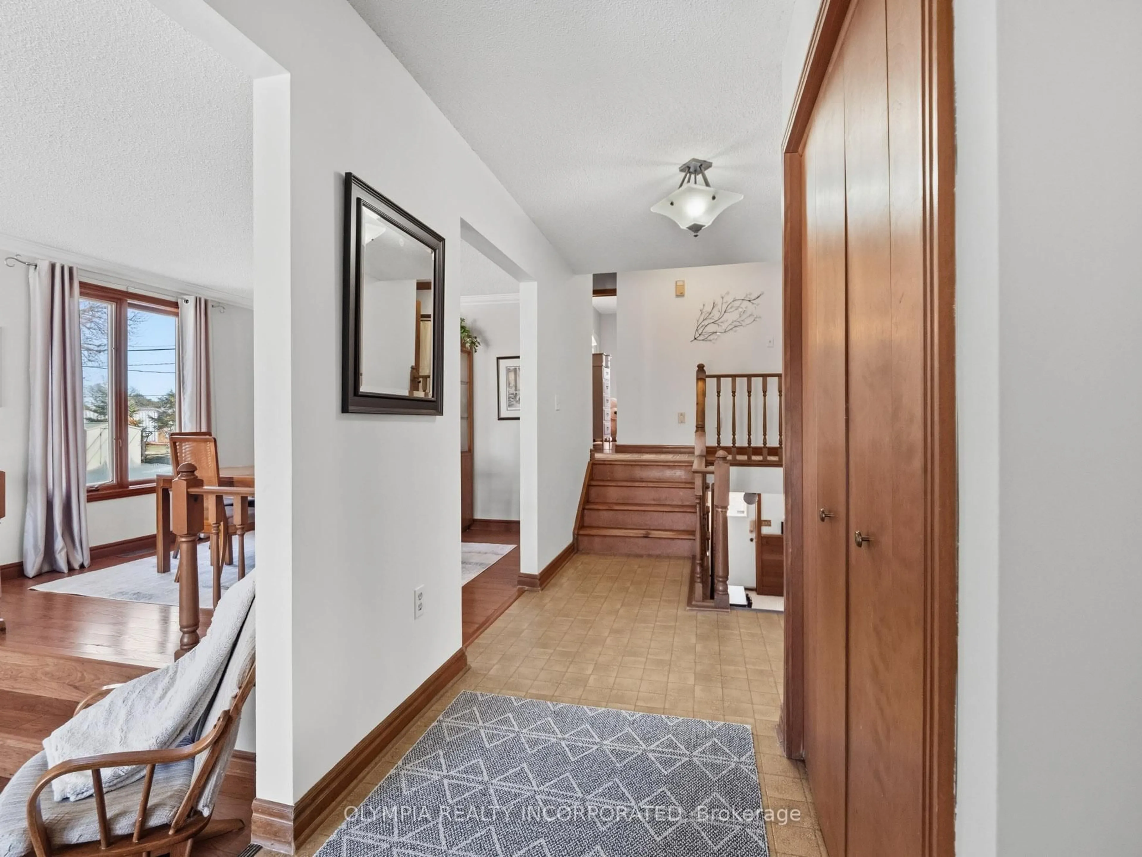 Indoor foyer for 3640 Rapids View Dr, Niagara Falls Ontario L2G 6C4