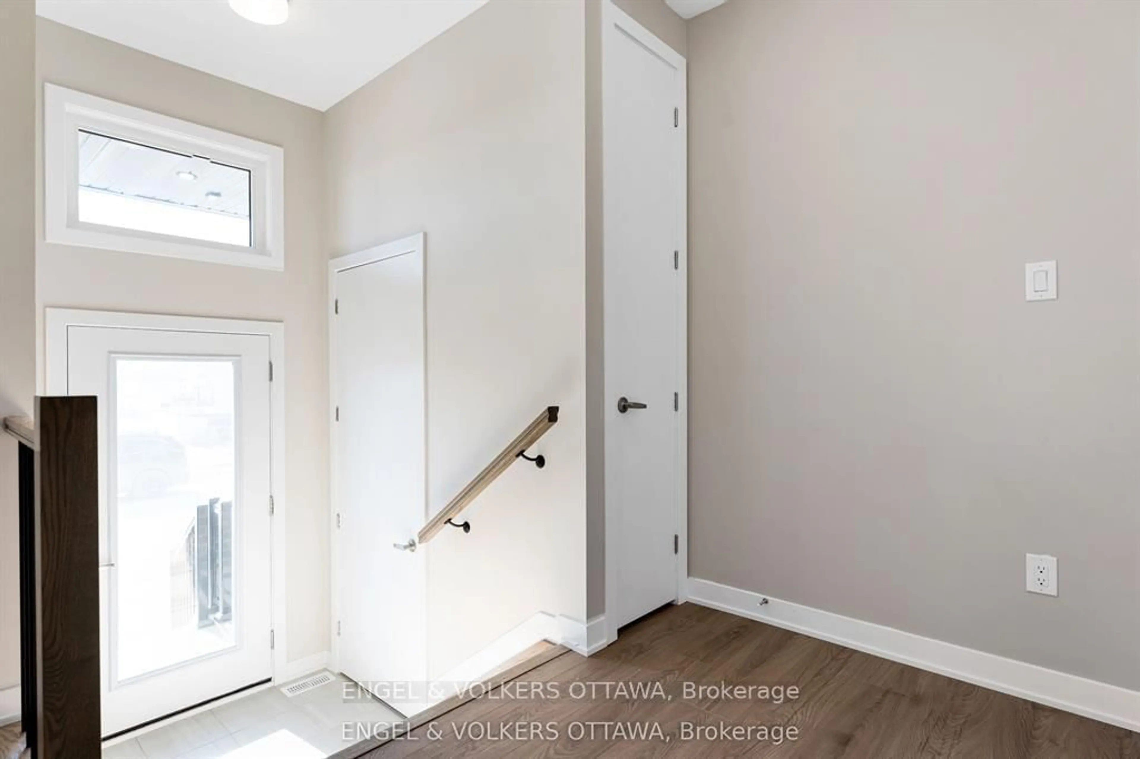 Indoor entryway for 328 Catsfoot Walk, Ottawa Ontario K2J 7G7