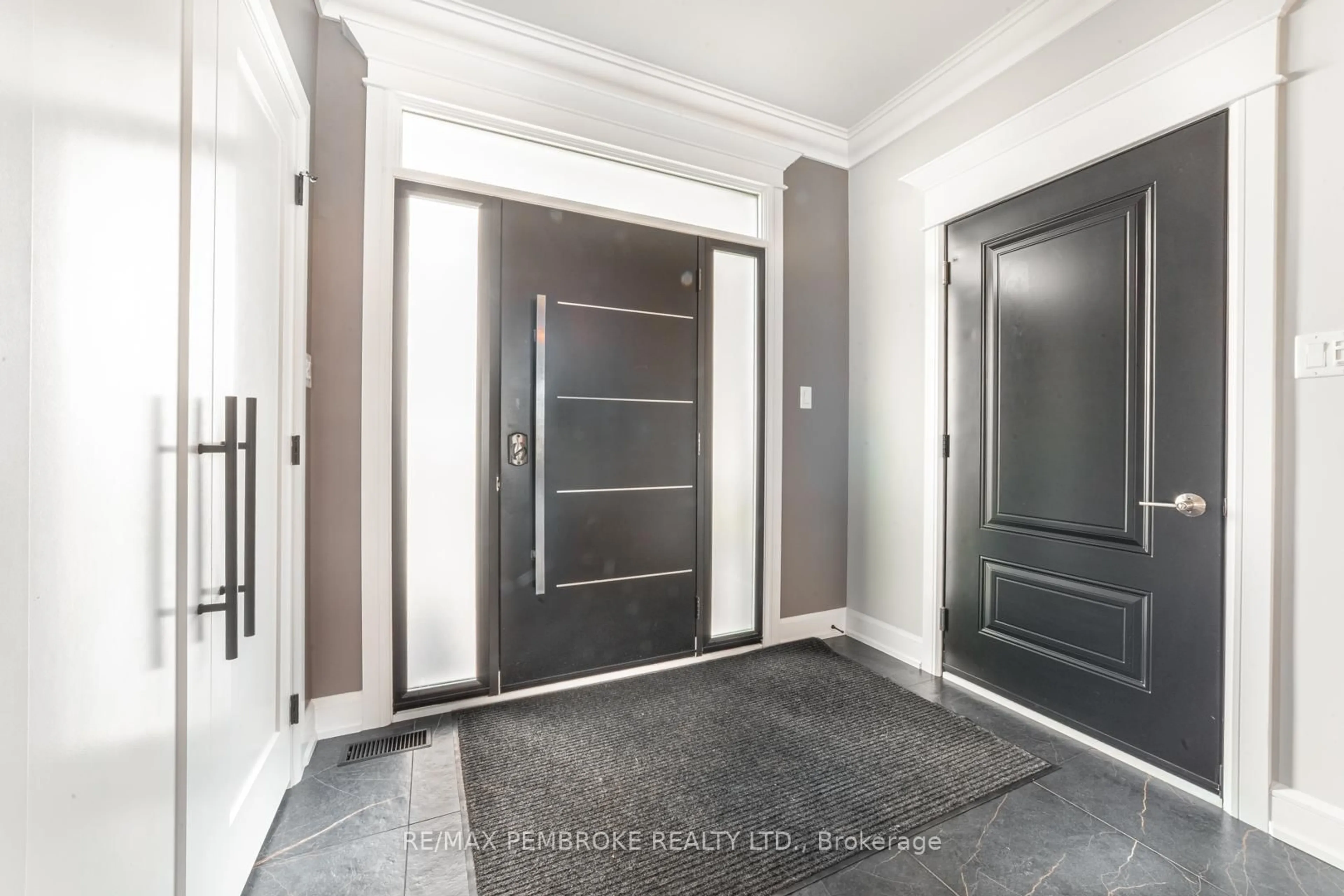 Indoor entryway for 8 Drew St, Petawawa Ontario K8H 0G4