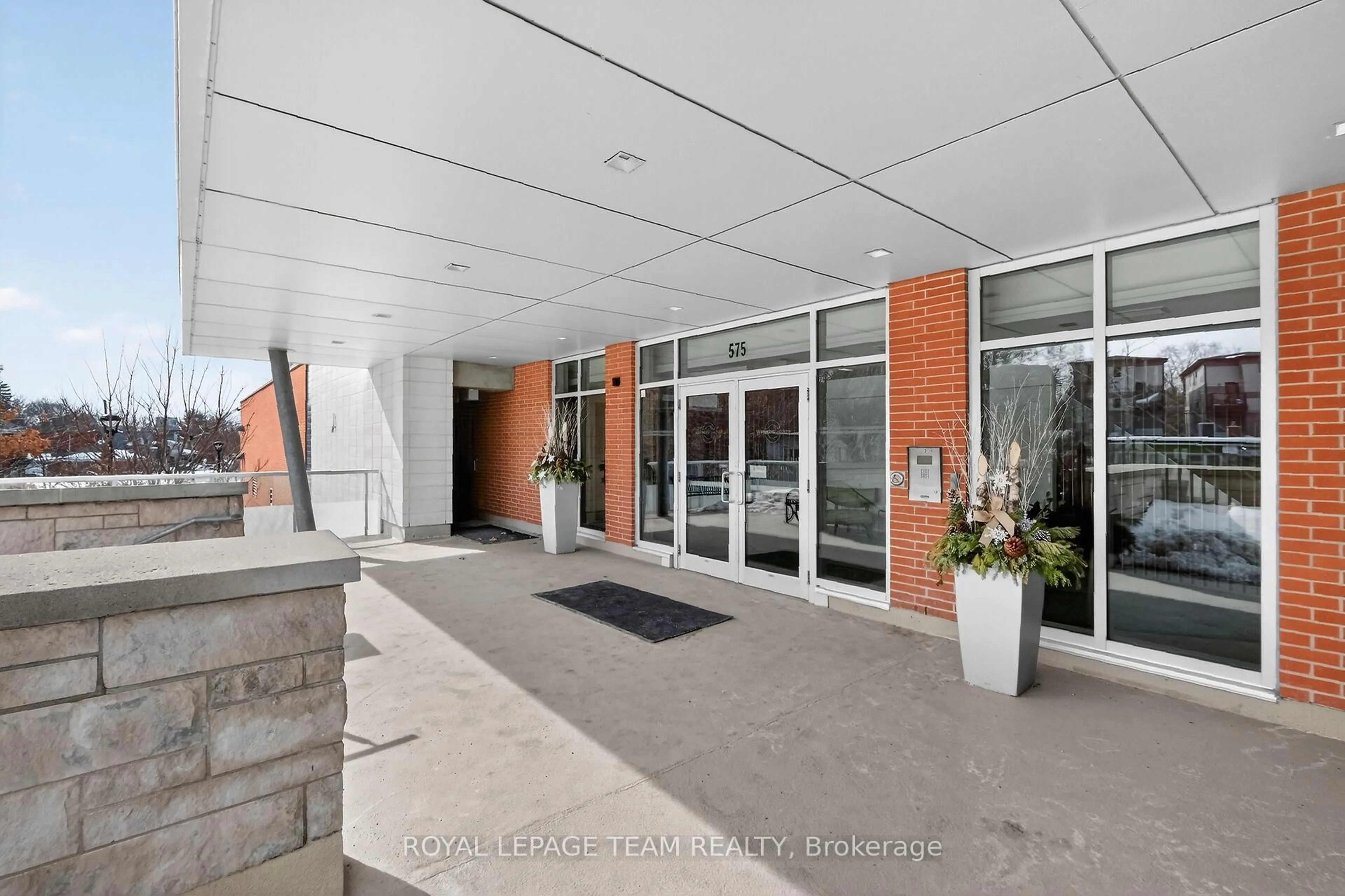 Indoor foyer for 575 Byron Ave #704, Ottawa Ontario K2A 1R7