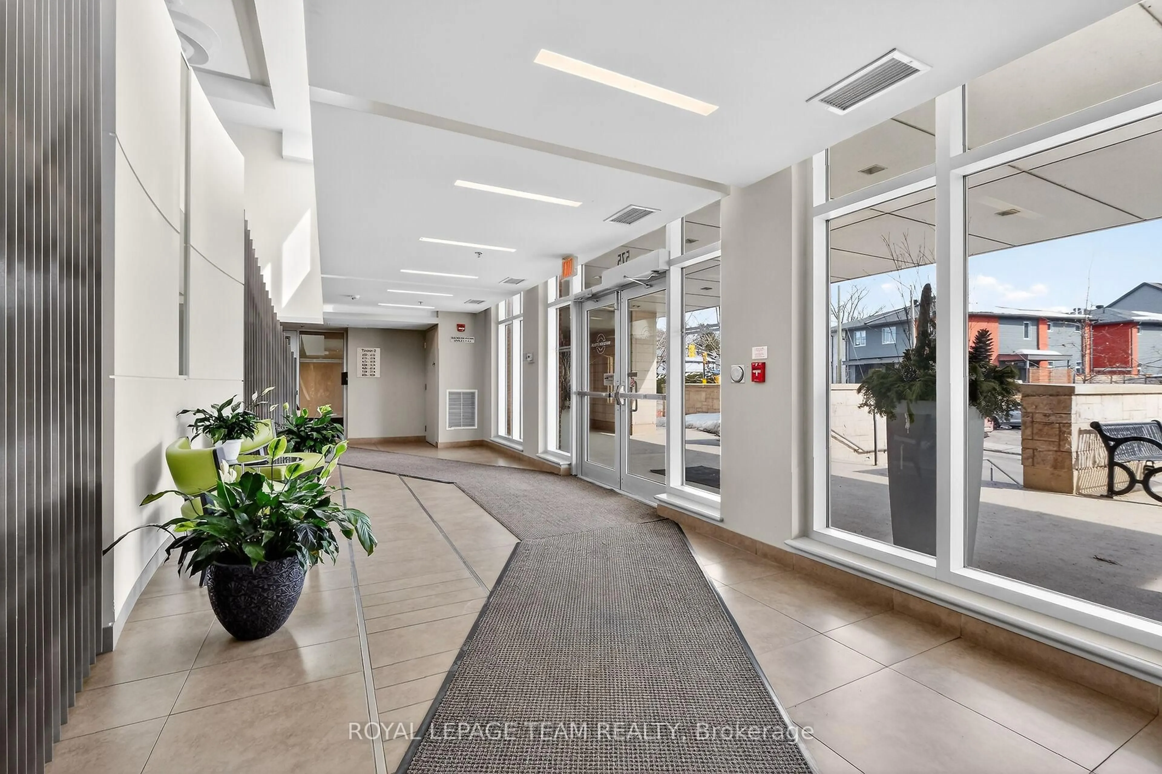 Indoor foyer for 575 Byron Ave #704, Ottawa Ontario K2A 1R7