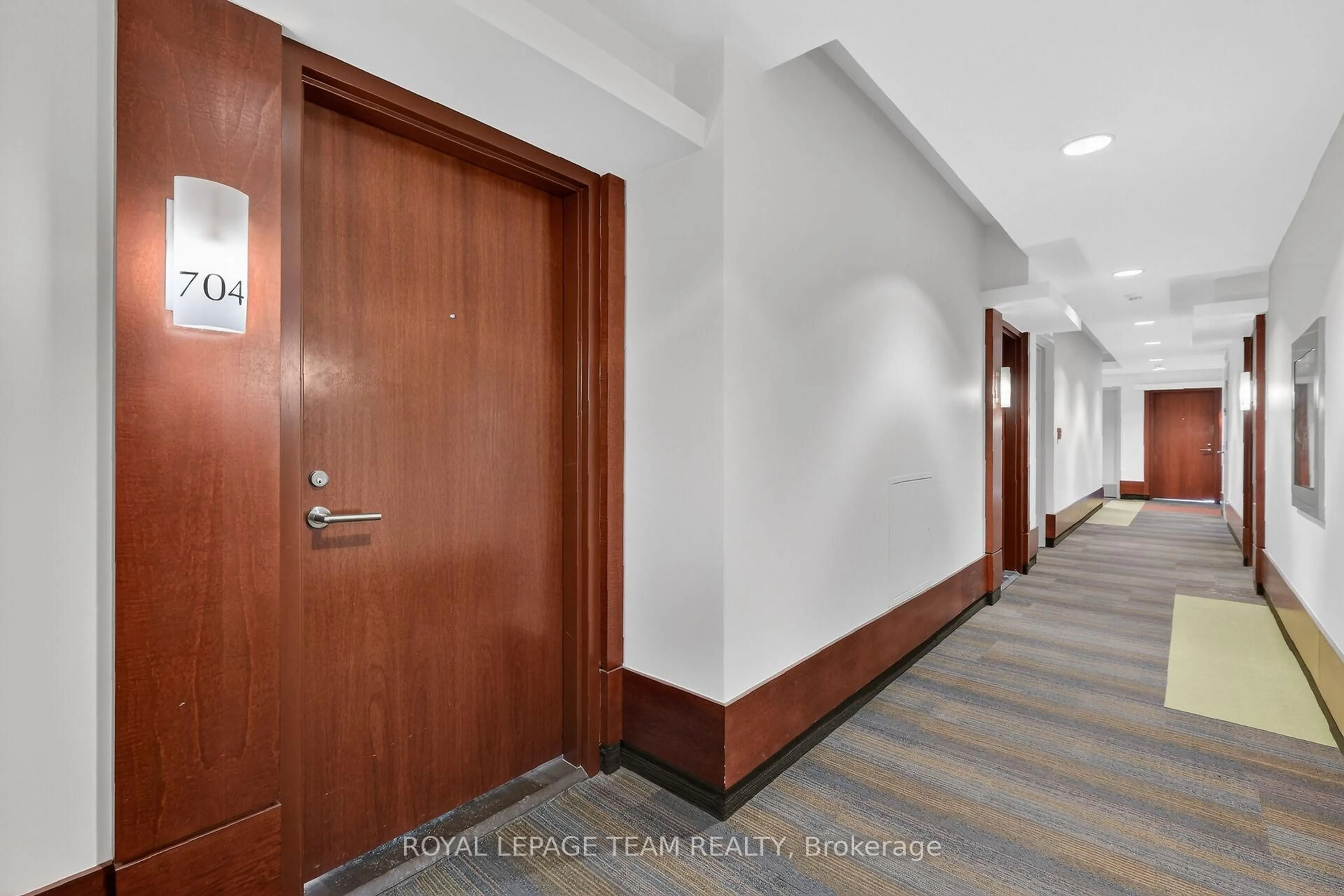 Indoor foyer for 575 Byron Ave #704, Ottawa Ontario K2A 1R7