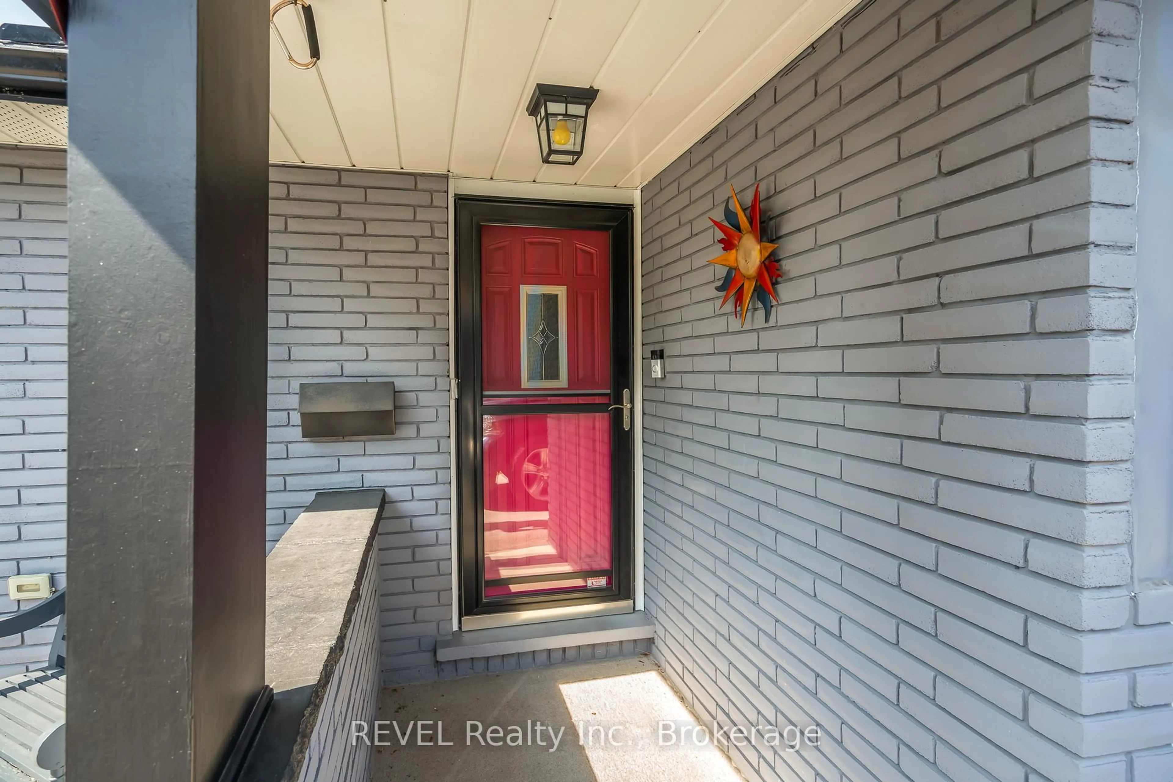 Indoor entryway for 9 Fitzroy Lane, St. Catharines Ontario L2M 6N6