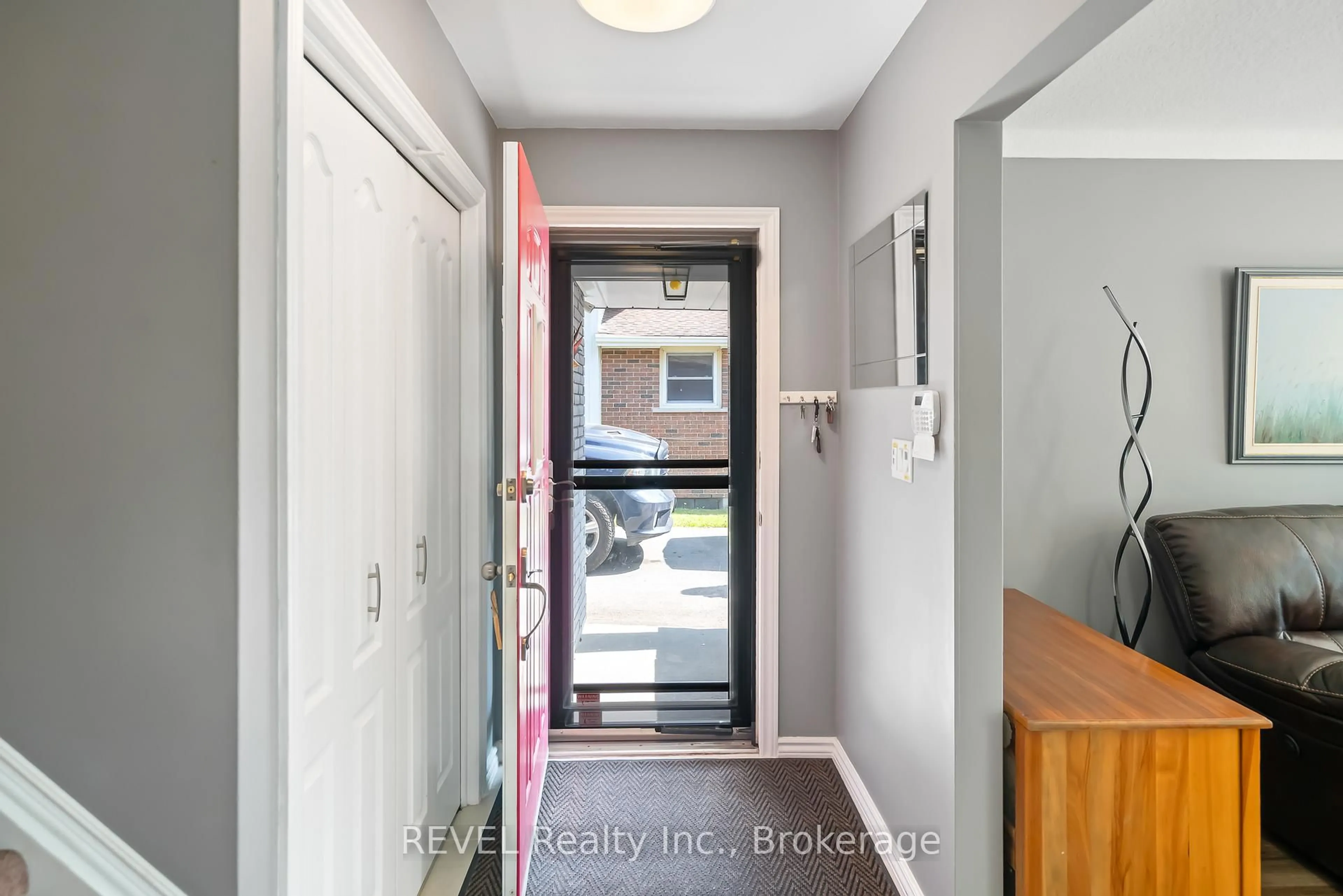 Indoor entryway for 9 Fitzroy Lane, St. Catharines Ontario L2M 6N6