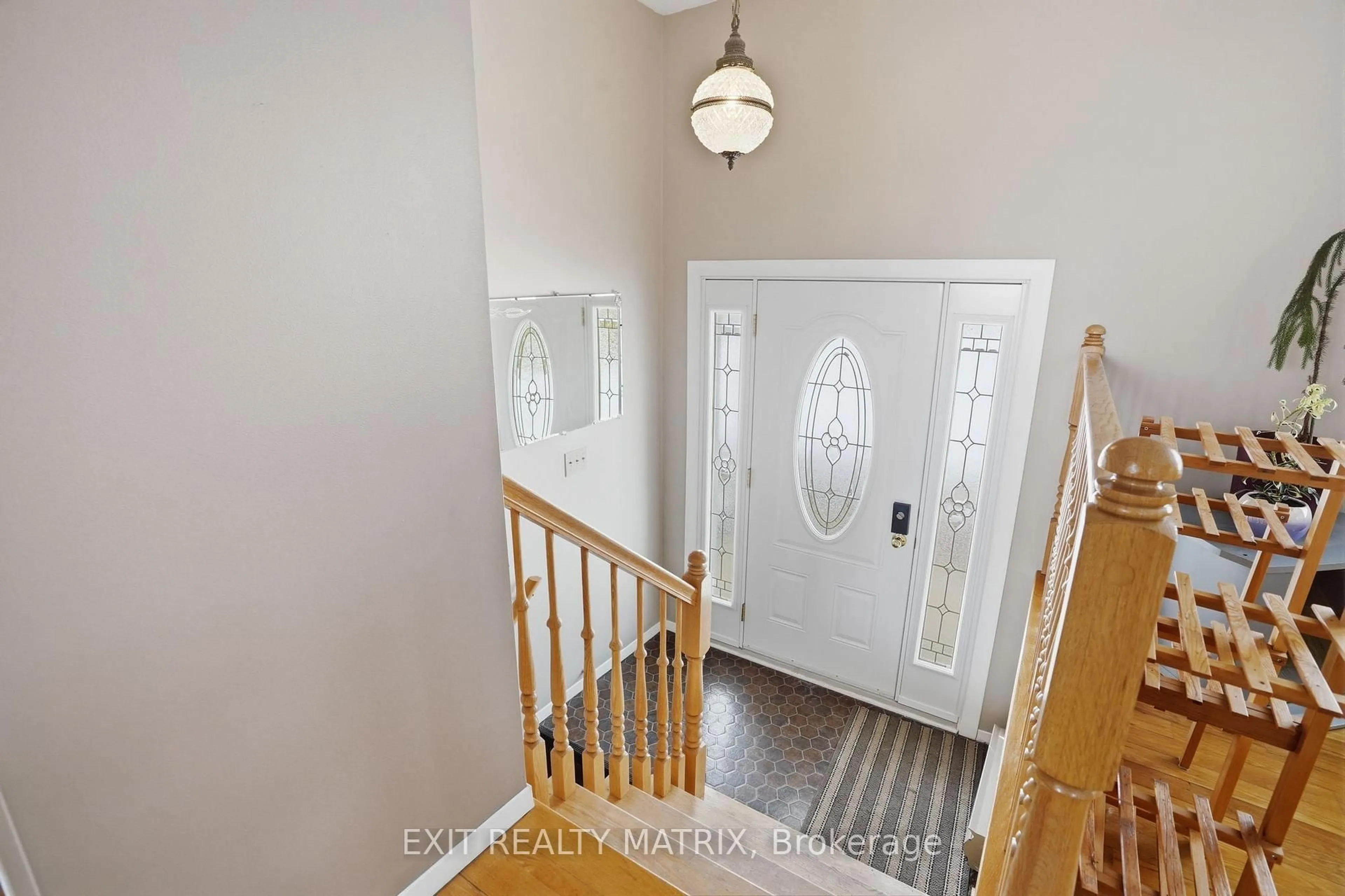 Indoor entryway for 551 Stevens St, Hawkesbury Ontario K6A 3E5