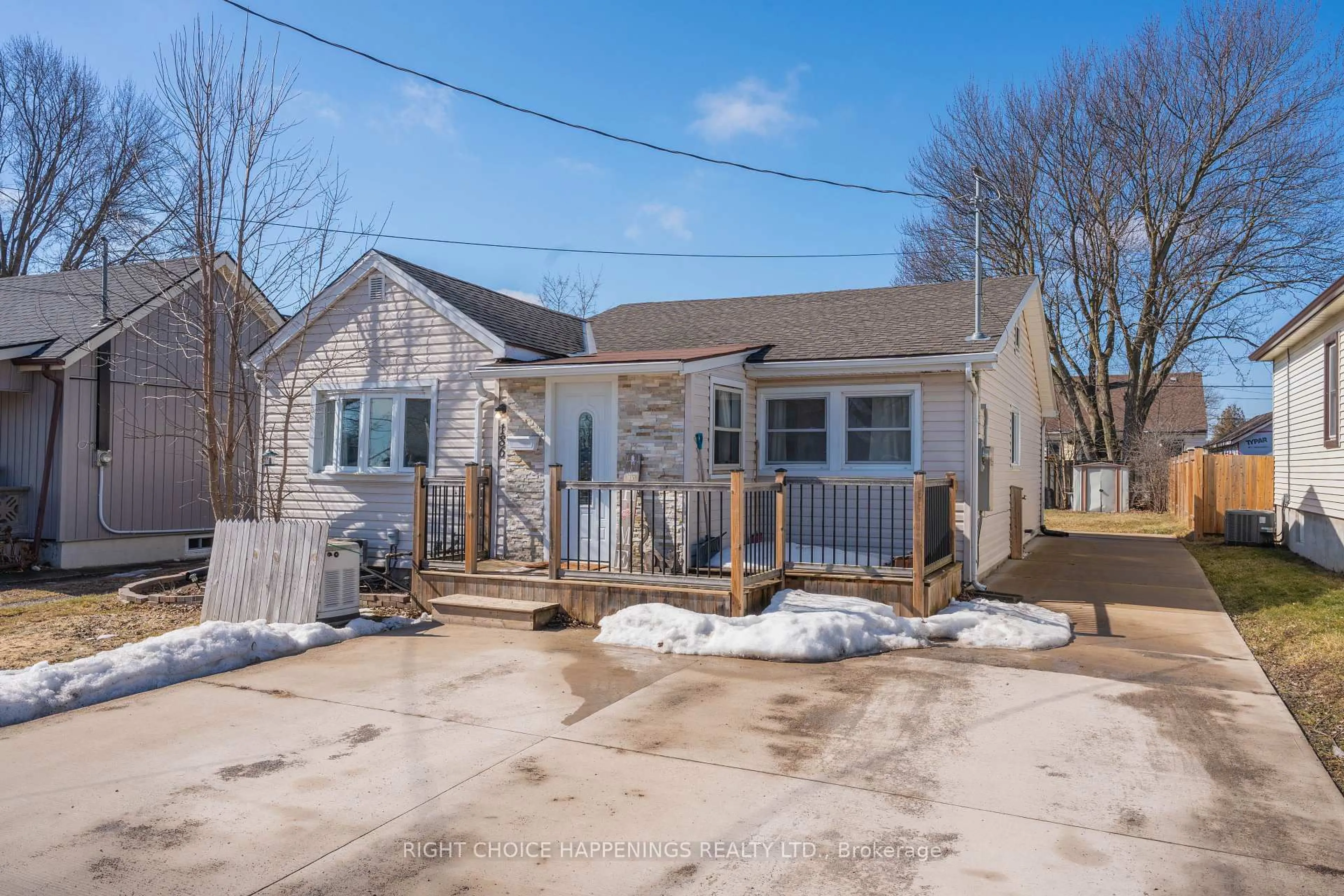 A pic from outside/outdoor area/front of a property/back of a property/a pic from drone, street for 186 Wellington St, Port Colborne Ontario L3K 2K2