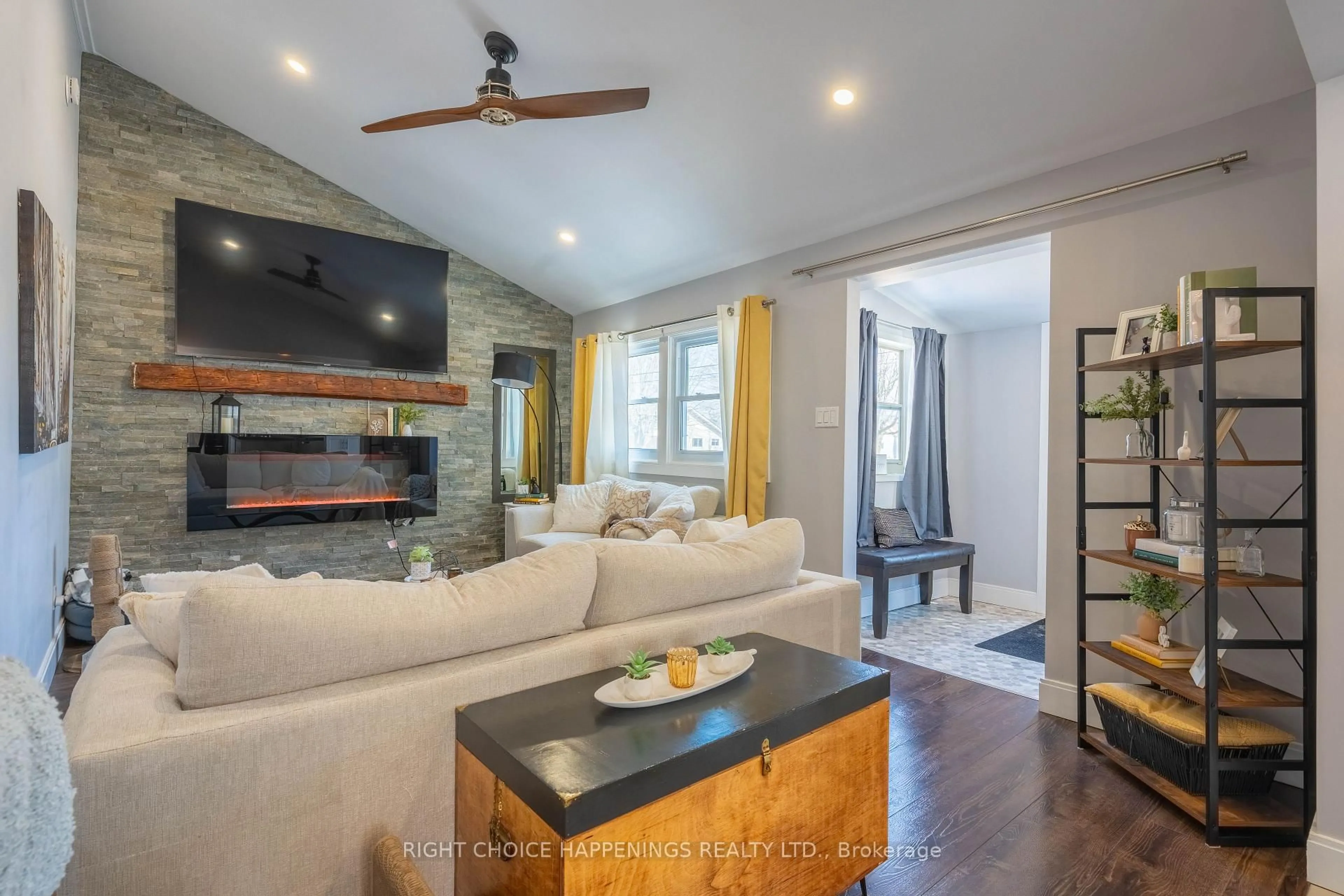 Living room with furniture, unknown for 186 Wellington St, Port Colborne Ontario L3K 2K2