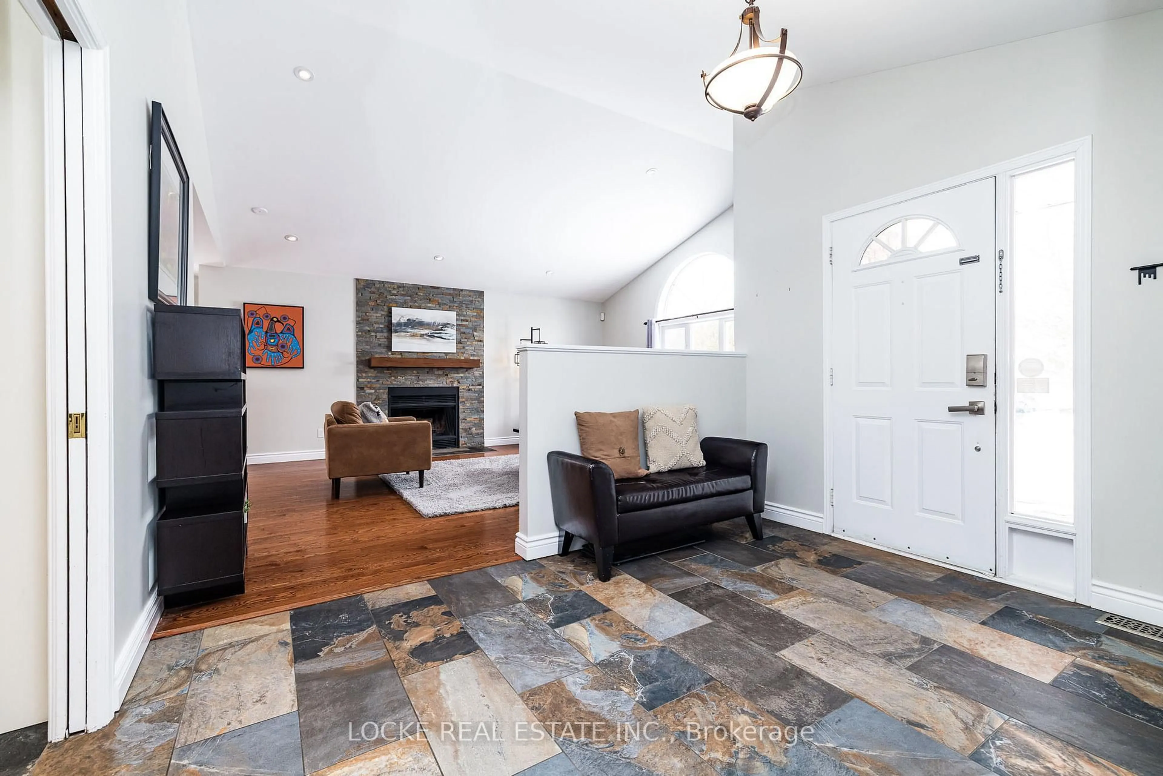 Indoor entryway for 6492 Waddion Dr, Ottawa Ontario K4P 1E7