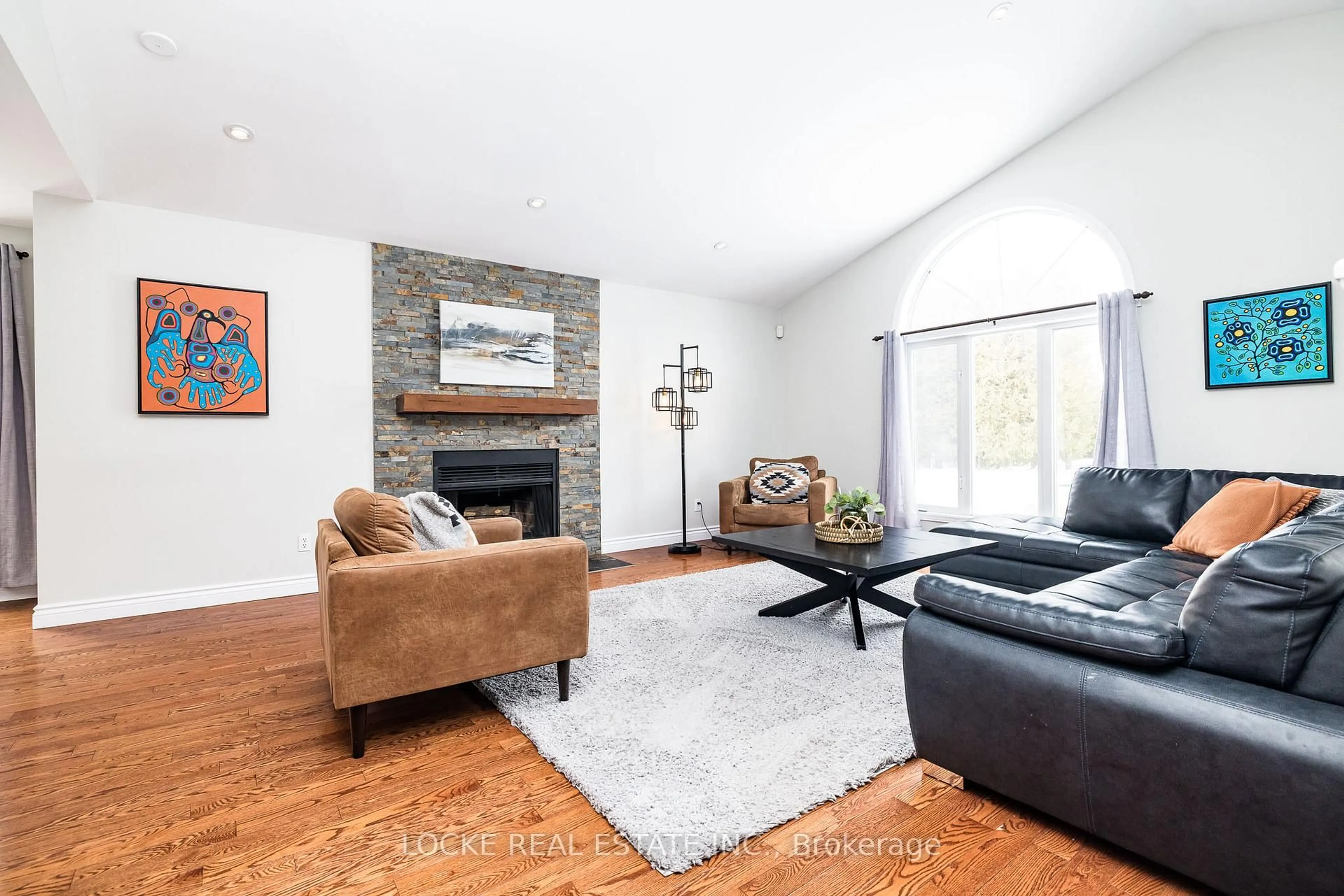 Living room with furniture, unknown for 6492 Waddion Dr, Ottawa Ontario K4P 1E7