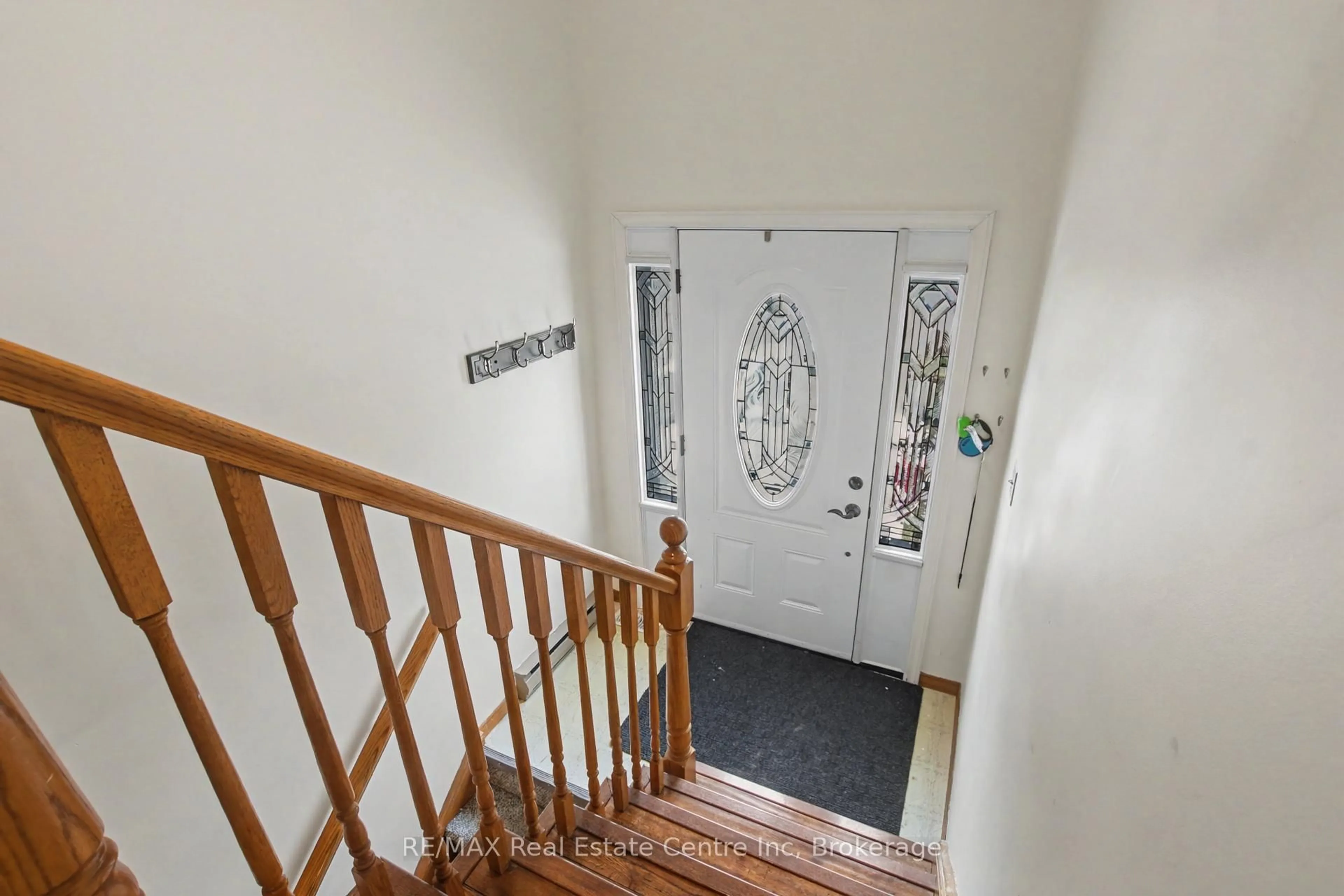 Indoor foyer for 503 Whitelaw Rd, Guelph Ontario N1K 1E7
