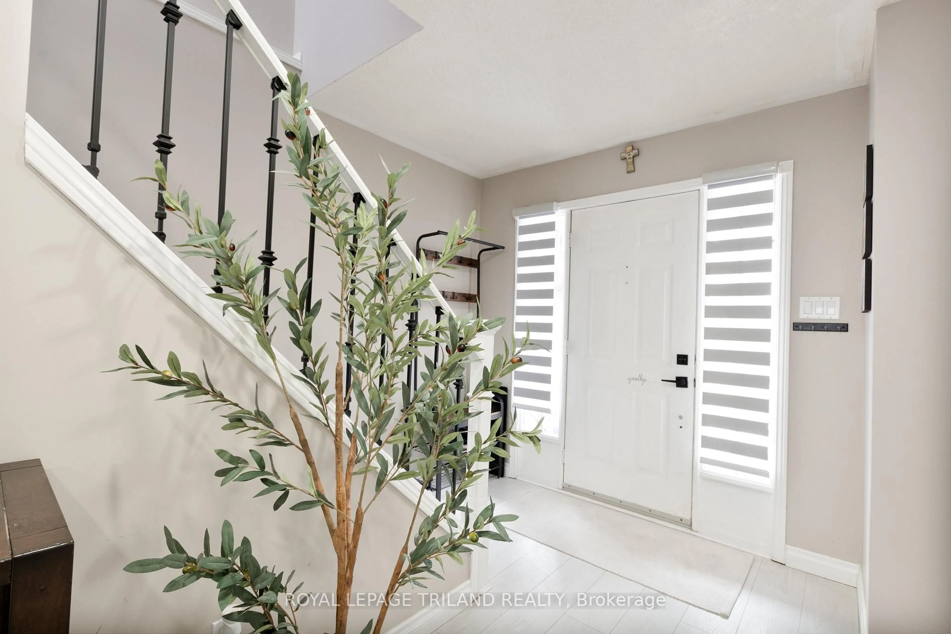 Indoor entryway for 312 Brookhaven Pl, London East Ontario N5Y 5N4