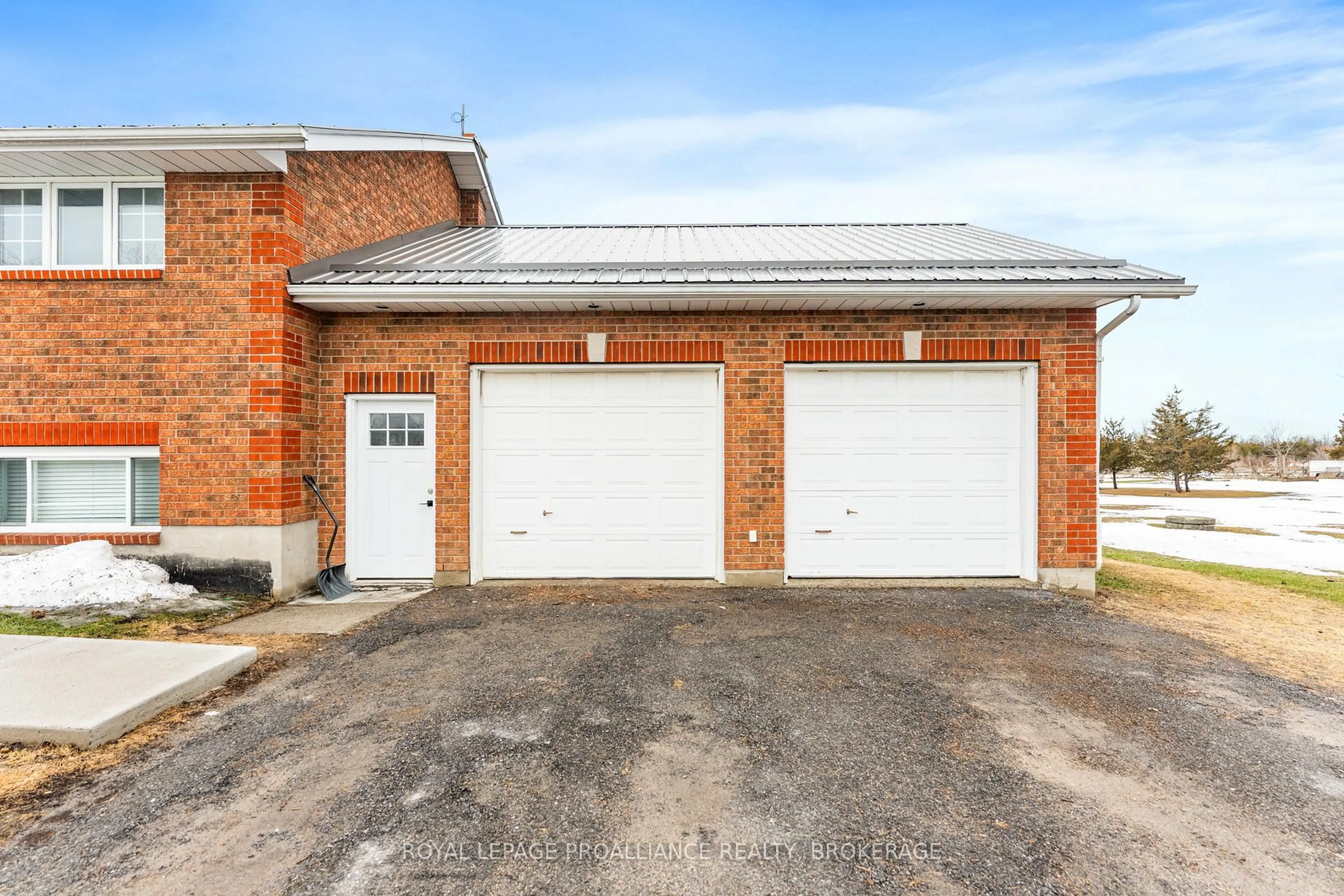 Indoor garage for 682 Caton Rd, Bath Ontario K0H 1G0