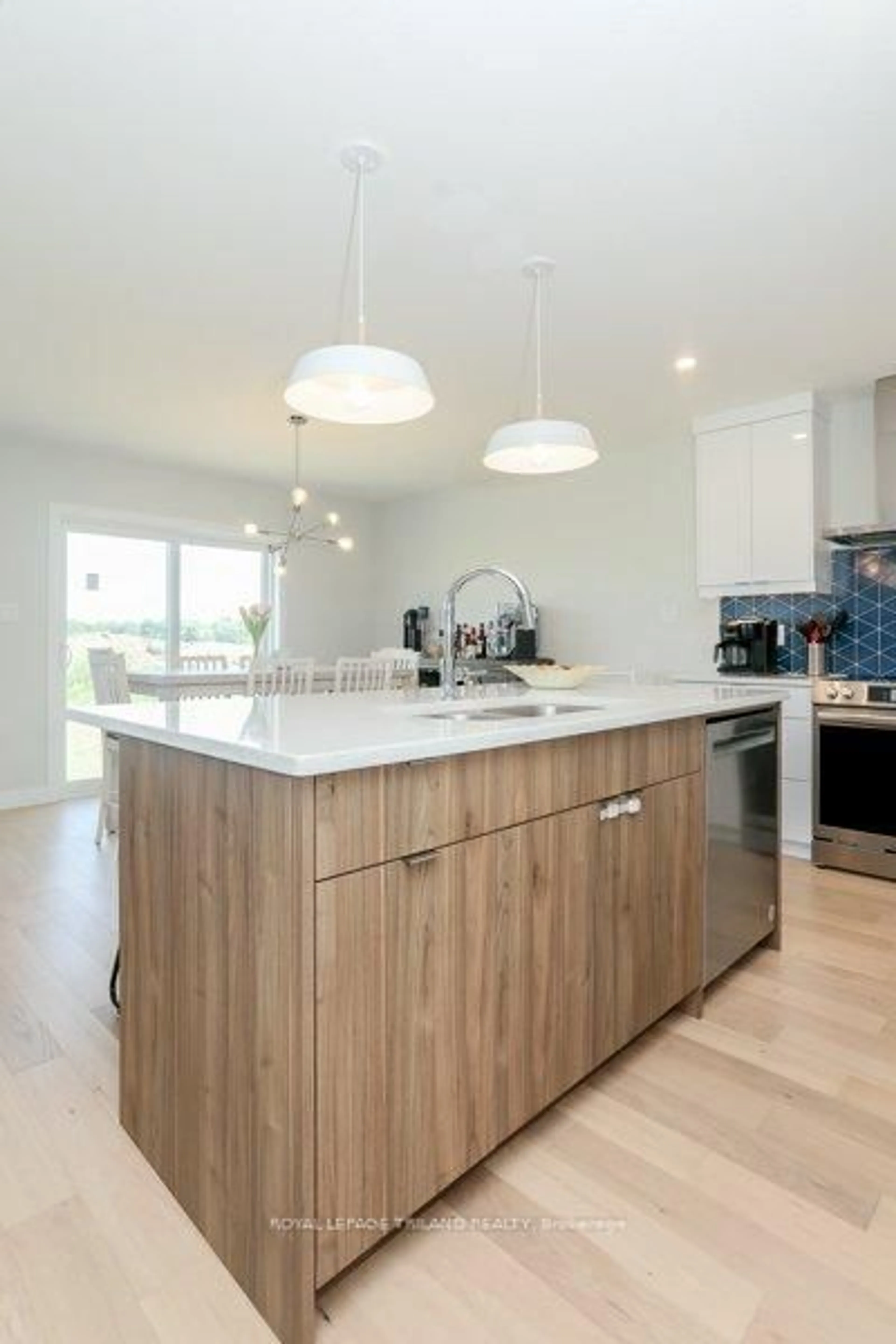 Contemporary kitchen, wood/laminate floor for 17 Evylean Crt, St. Thomas Ontario N5R 0P6