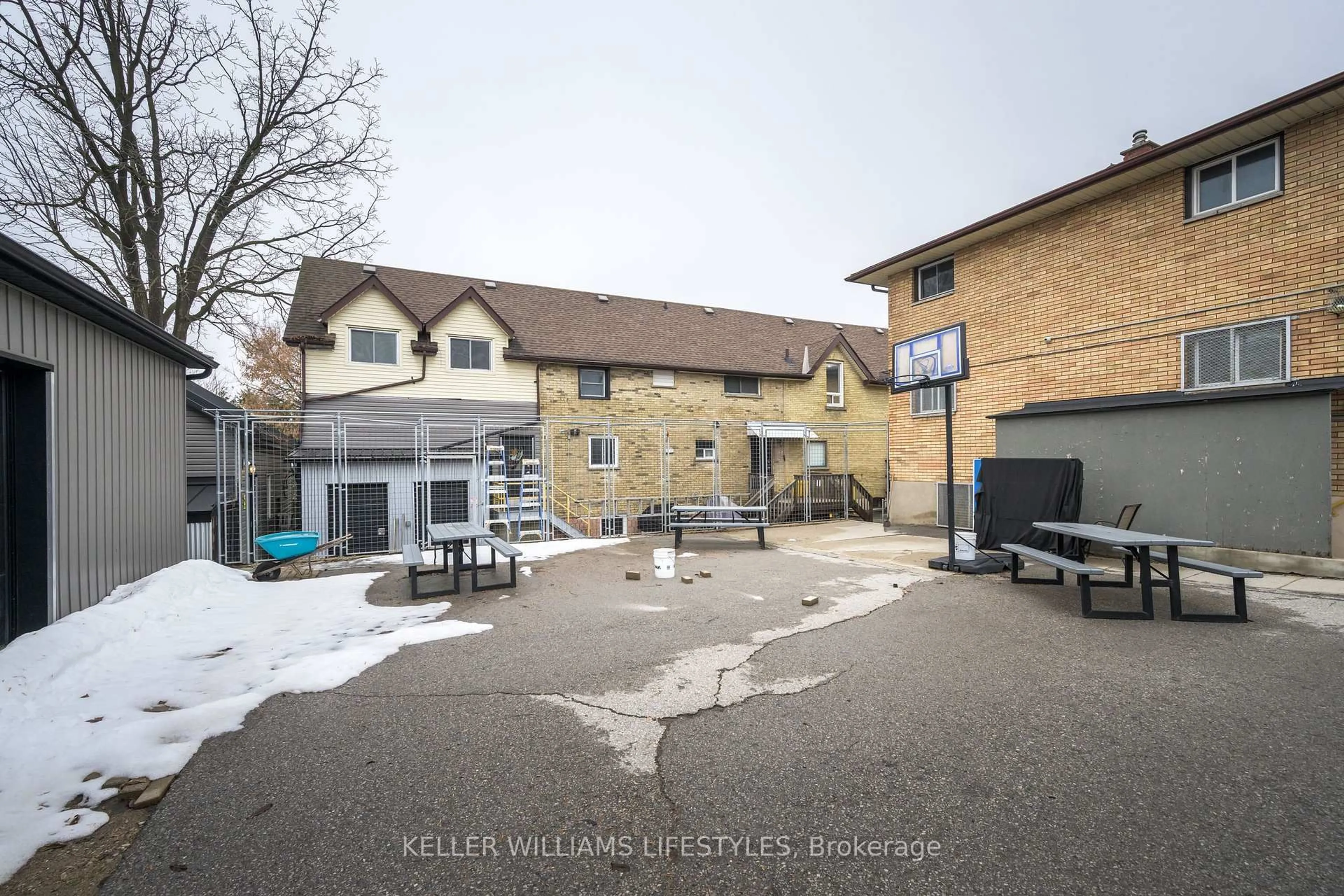 A pic from outside/outdoor area/front of a property/back of a property/a pic from drone, unknown for 1235 Dundas St, London East Ontario N5W 3B1