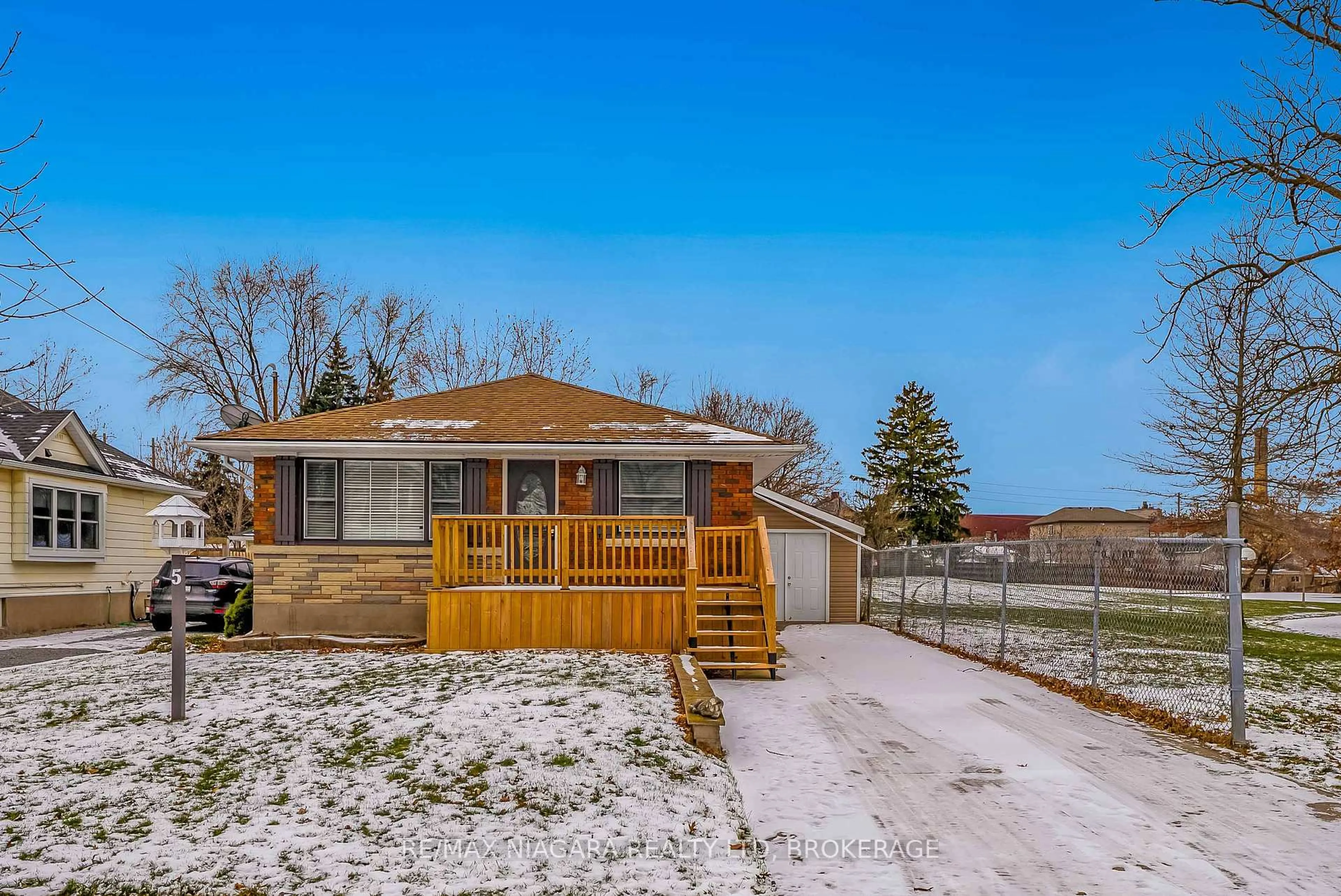 A pic from outside/outdoor area/front of a property/back of a property/a pic from drone, street for 5 St Peter St, St. Catharines Ontario L2T 1N7