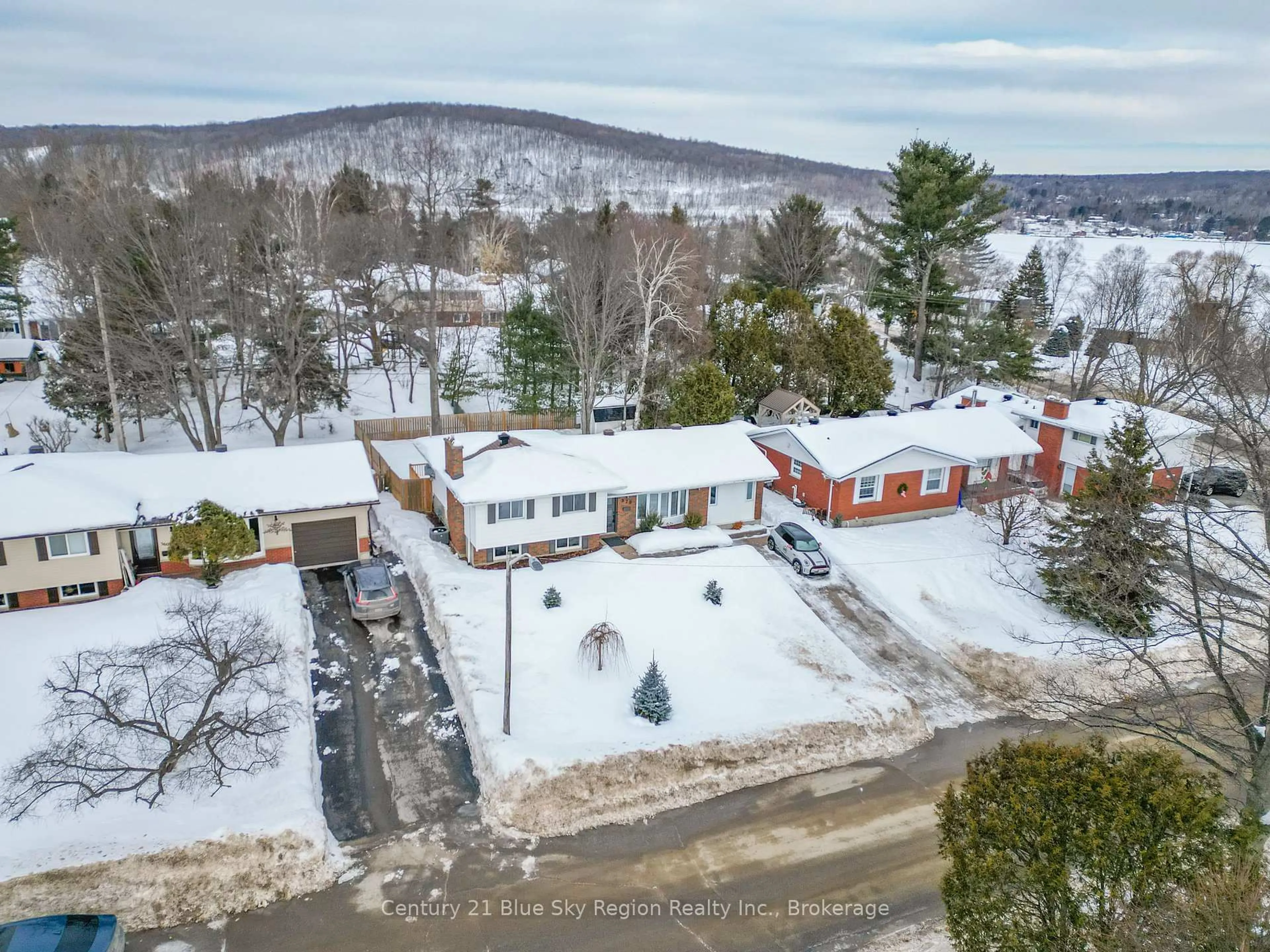 A pic from outside/outdoor area/front of a property/back of a property/a pic from drone, mountain view for 372 Camelot Dr, North Bay Ontario P1A 3K7