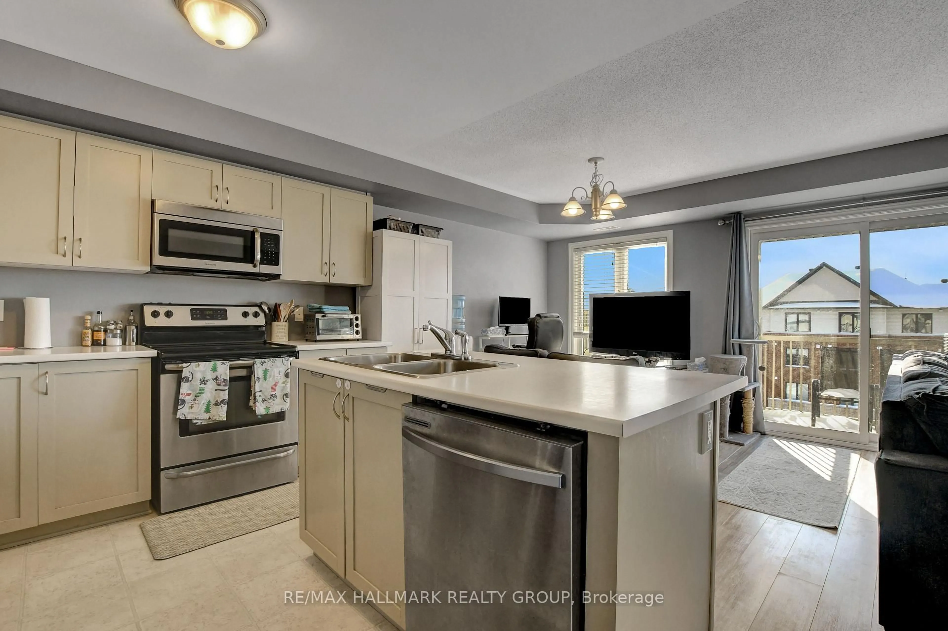 Open concept kitchen, ceramic/tile floor for 2210 Tenth Line Rd #8, Ottawa Ontario K4A 0X7
