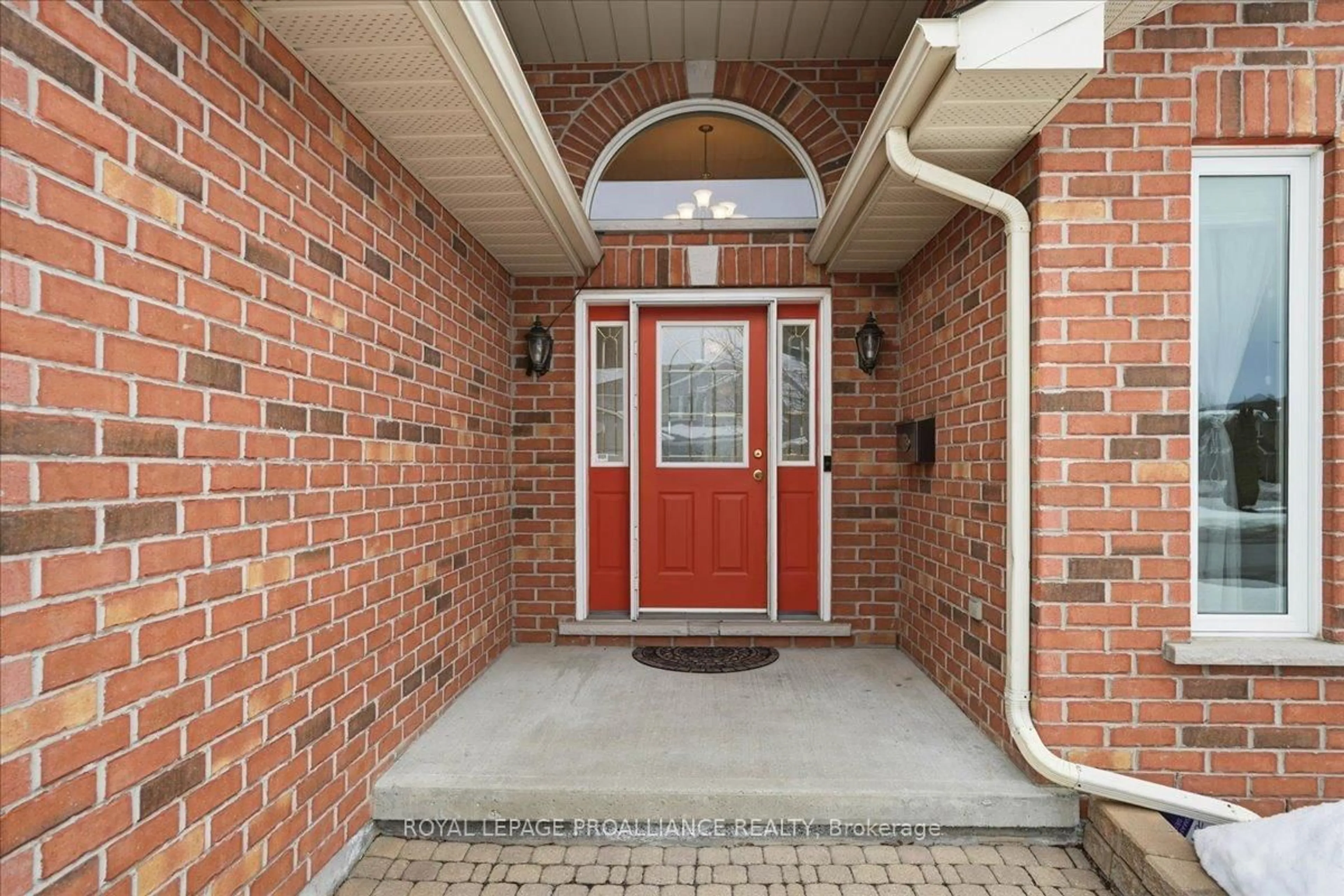 Indoor entryway for 102 Hickory Grve, Belleville Ontario K8N 5Z2
