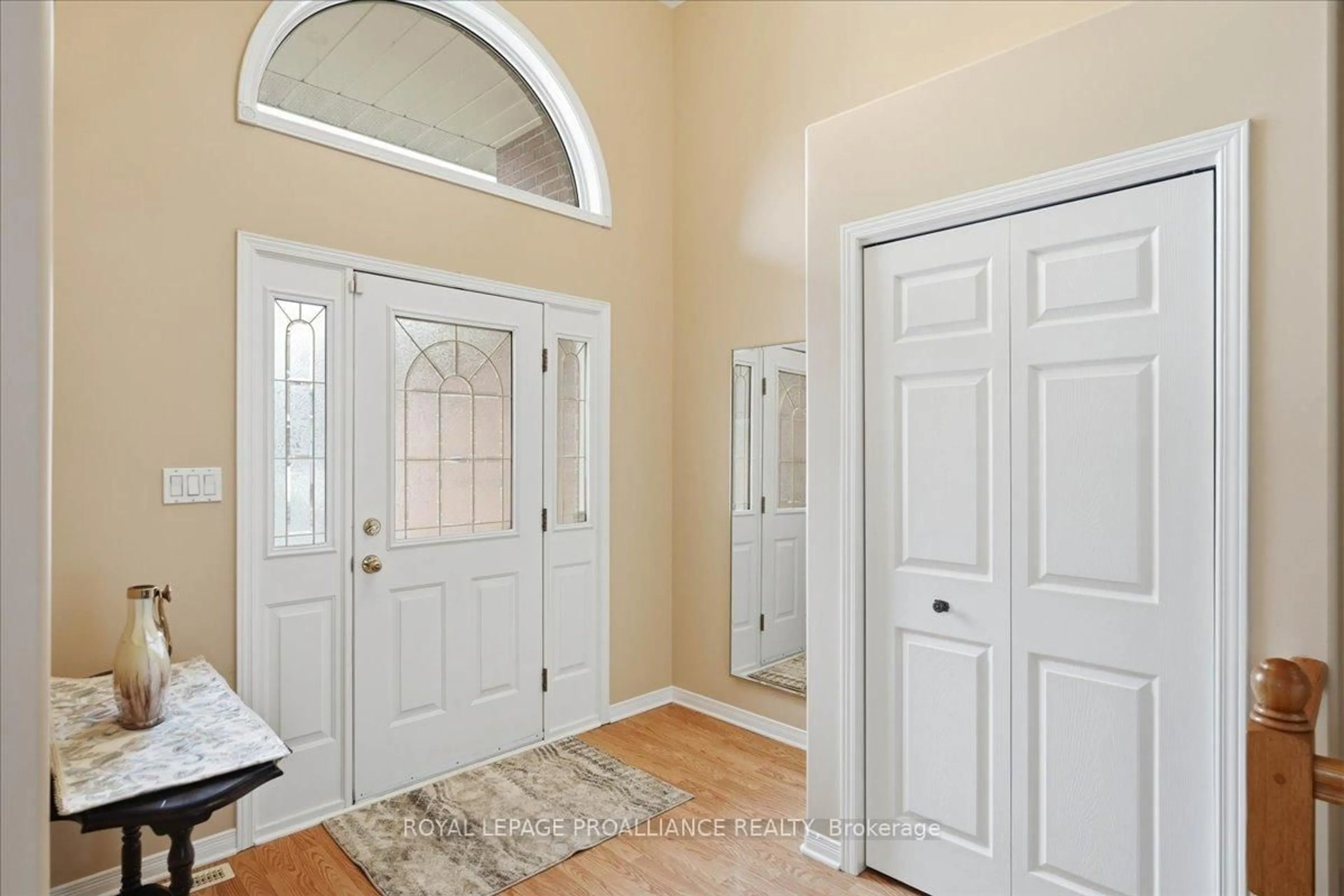 Indoor entryway for 102 Hickory Grve, Belleville Ontario K8N 5Z2
