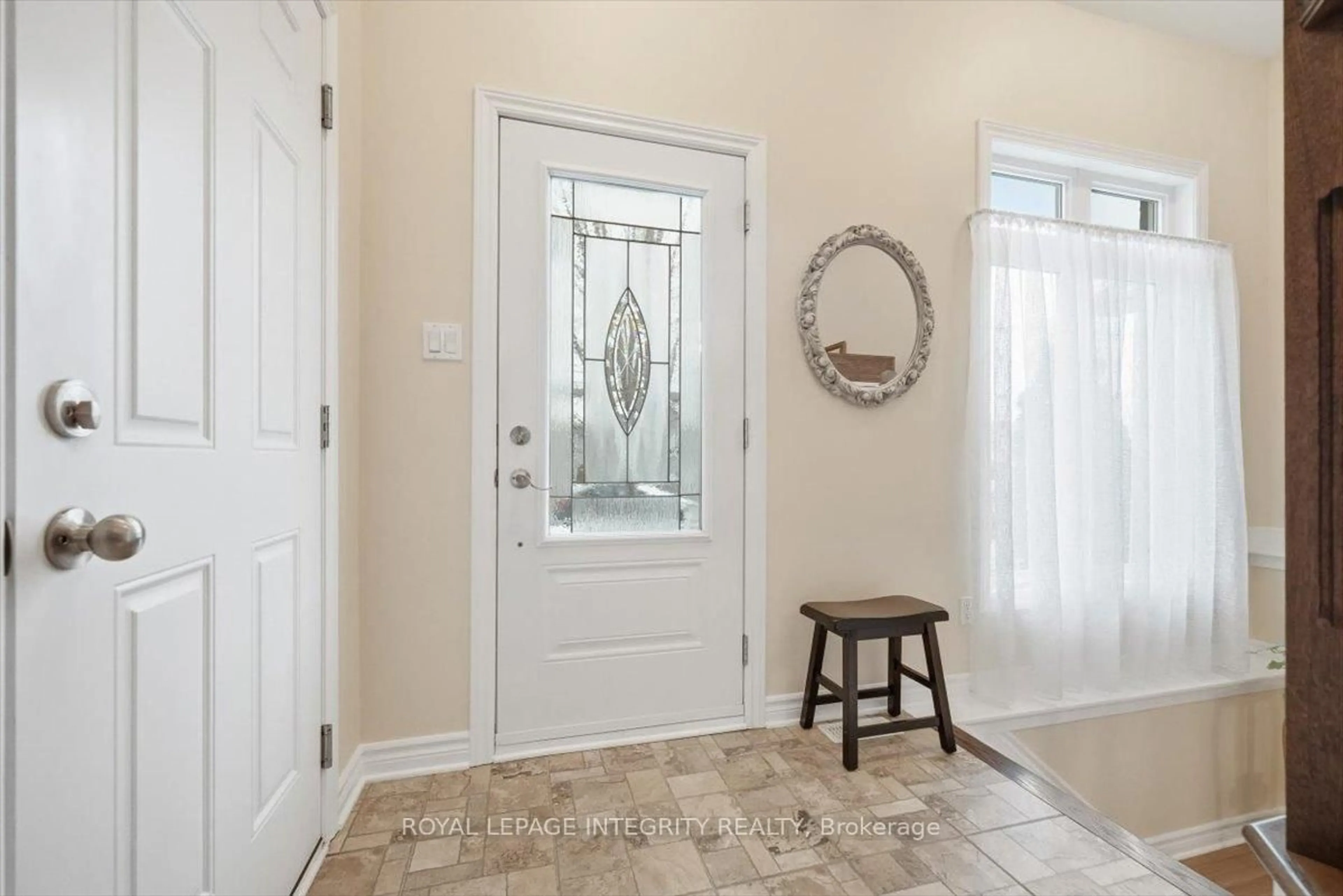 Indoor entryway for 206 Trillium Circ, Alfred and Plantagenet Ontario K0A 3K0