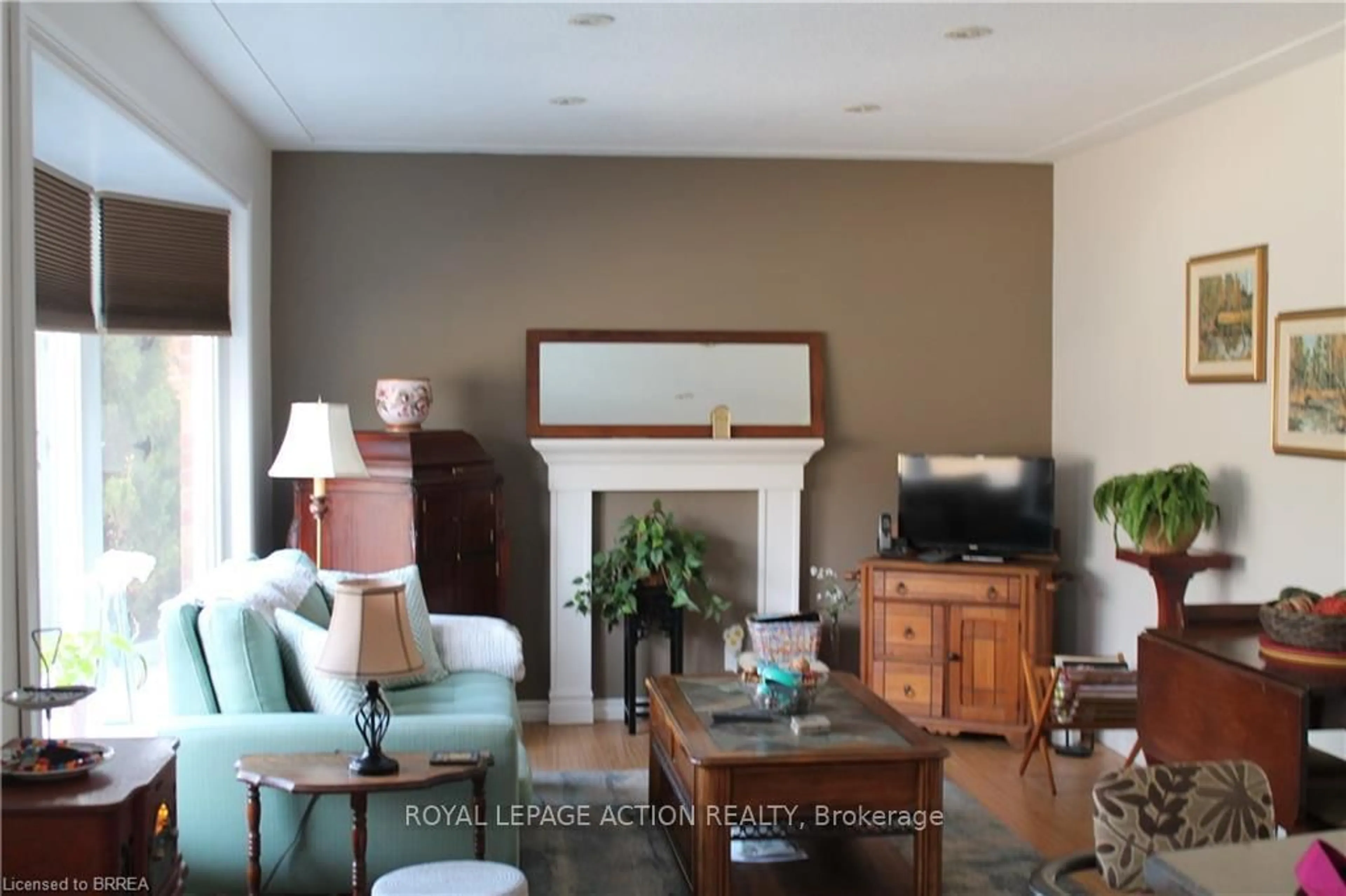 Living room with furniture, unknown for 27 Collingdon Dr, Brantford Ontario N3S 3C9