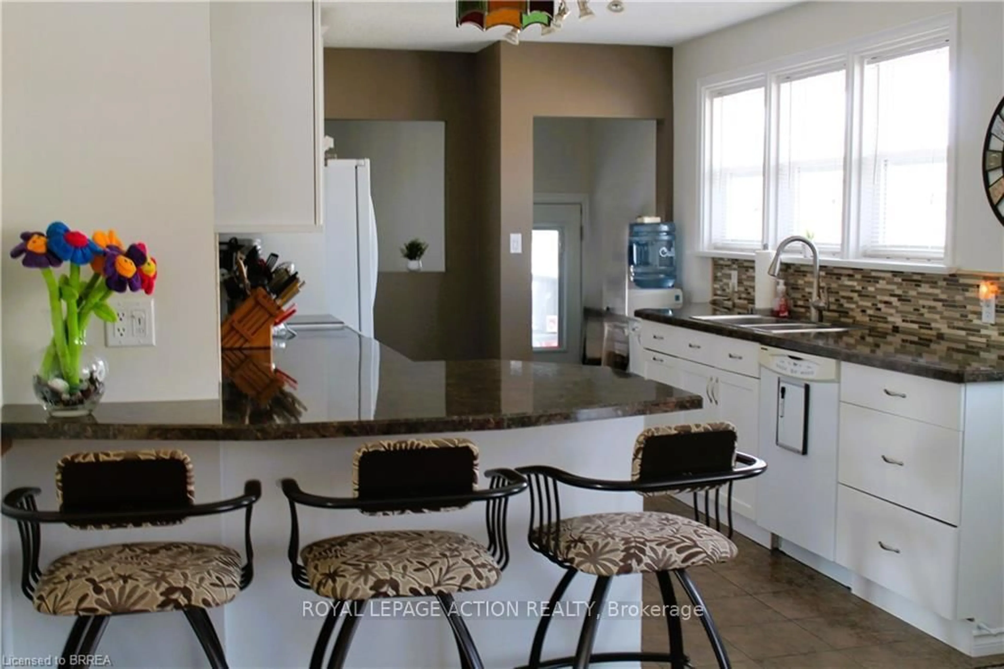 Open concept kitchen, ceramic/tile floor for 27 Collingdon Dr, Brantford Ontario N3S 3C9