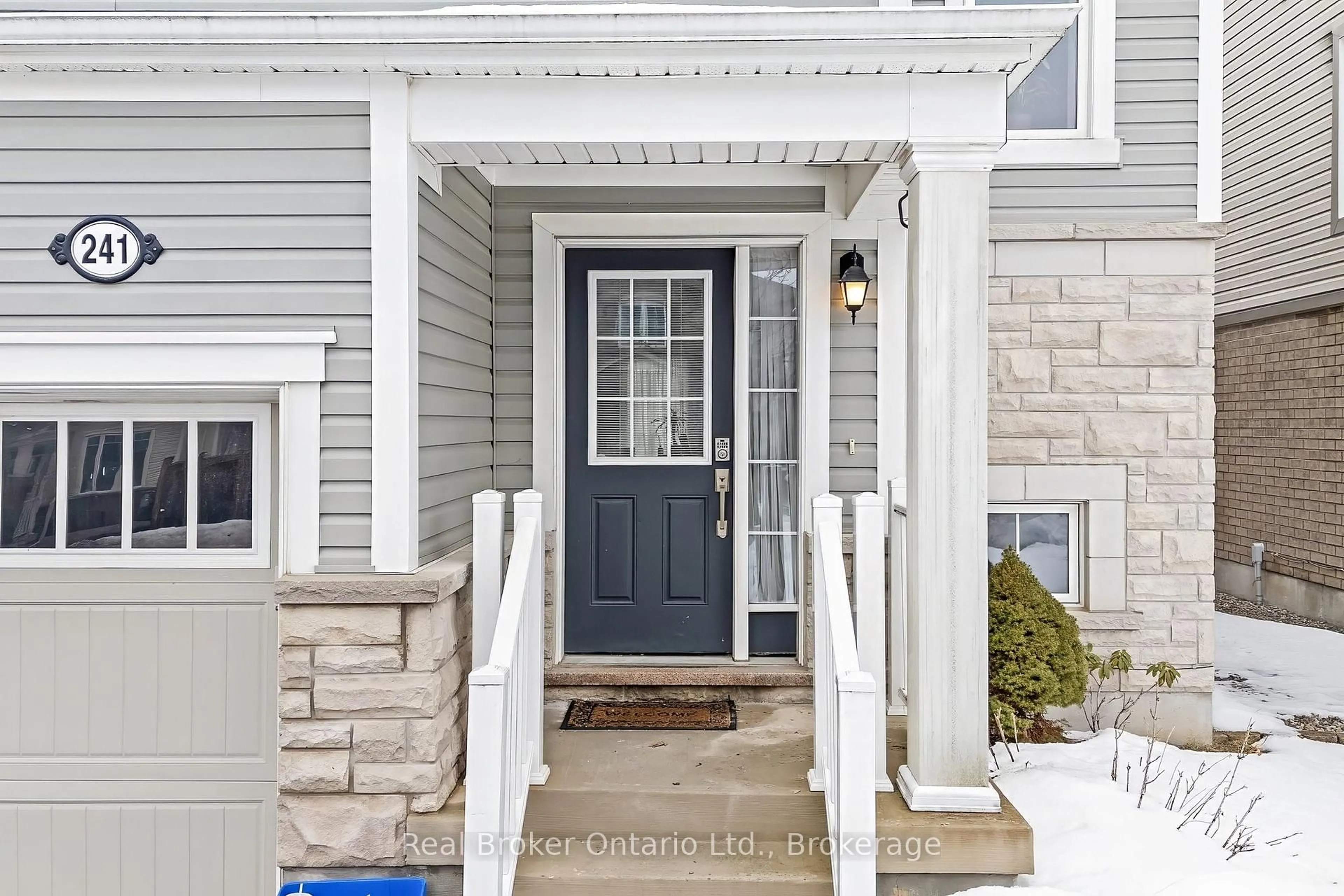 Indoor entryway for 241 Pineglen Cres, Kitchener Ontario N2R 0G2