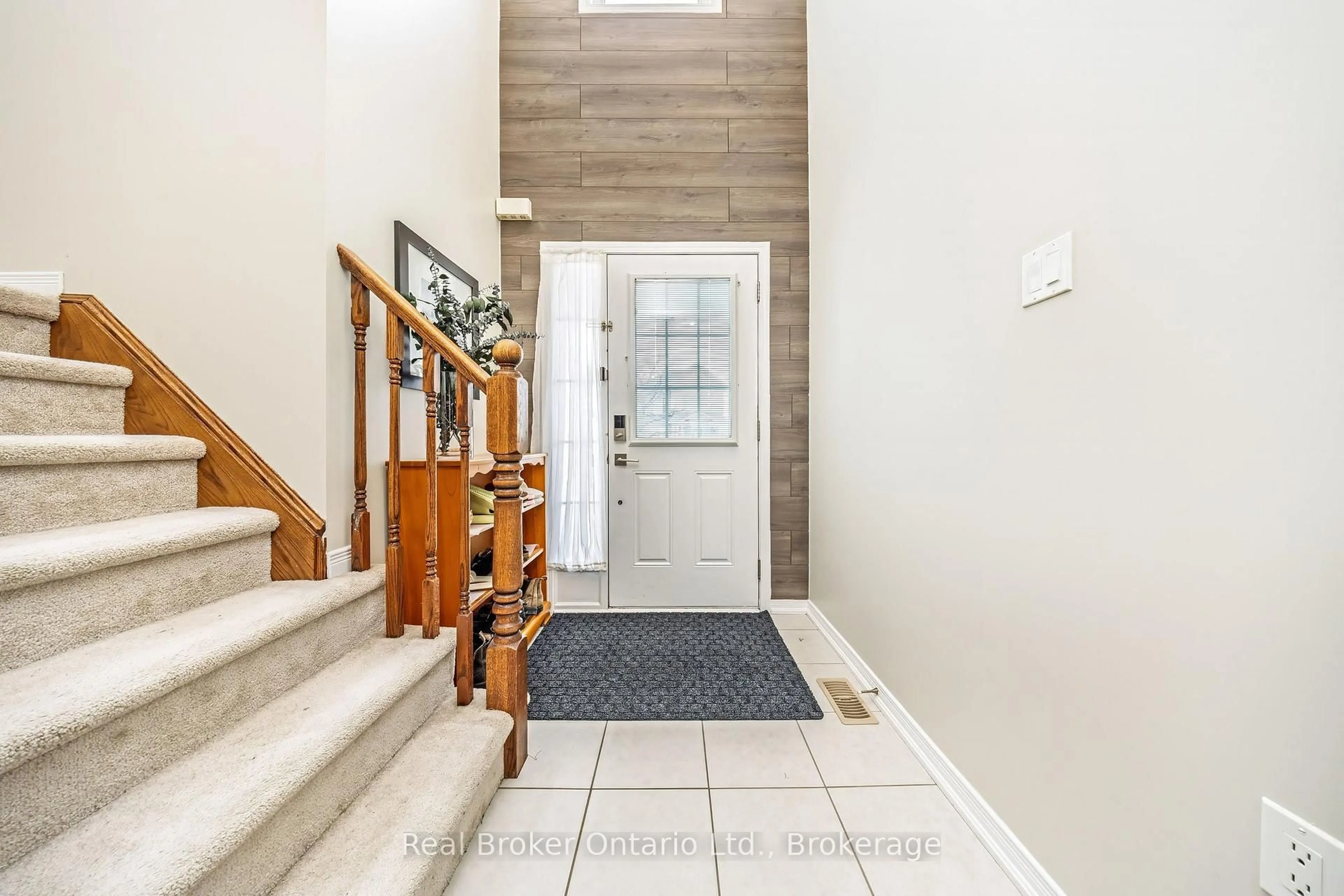Indoor entryway for 241 Pineglen Cres, Kitchener Ontario N2R 0G2