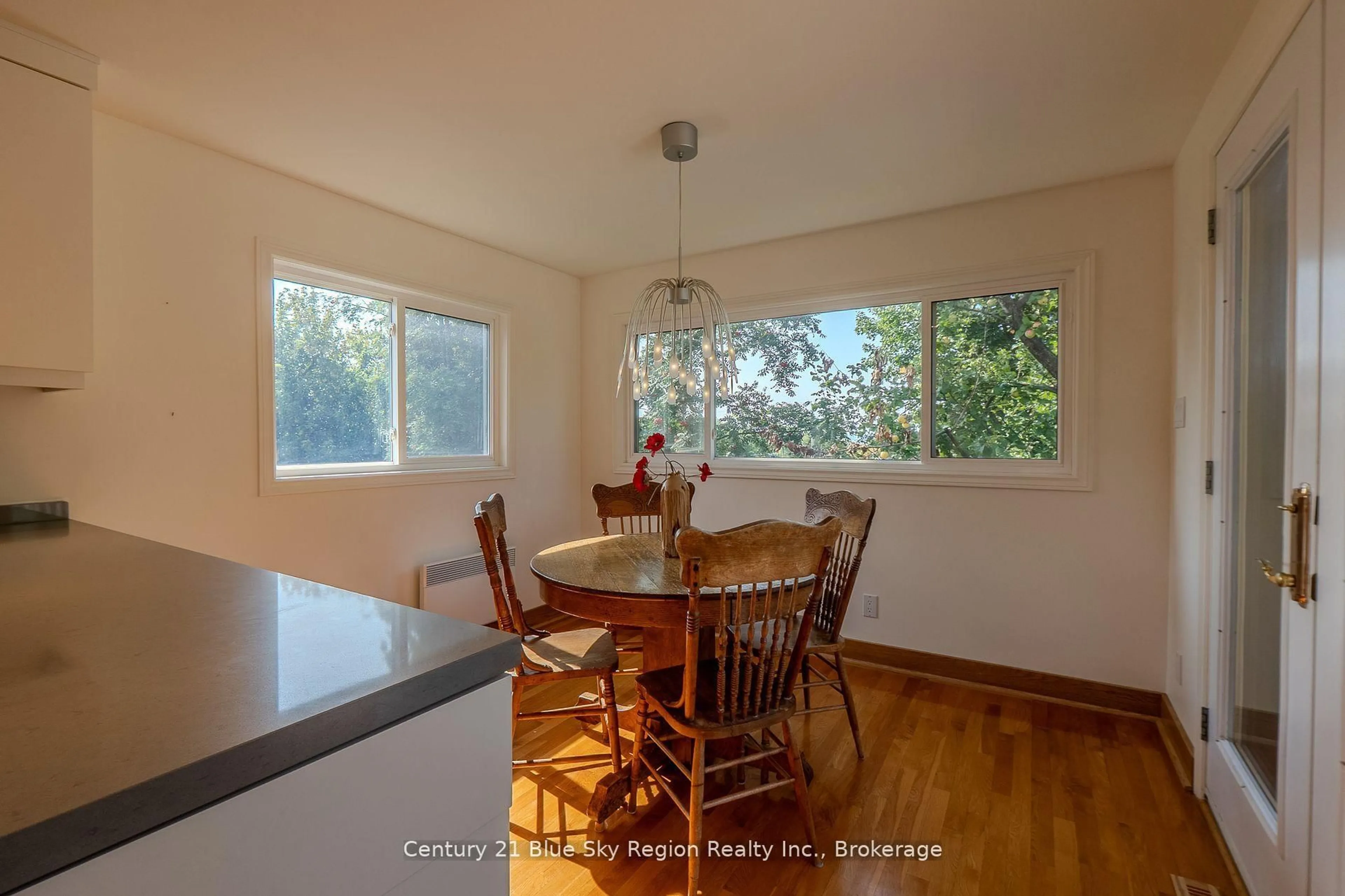 Dining room, wood/laminate floor for 857 Bourke St, North Bay Ontario P1B 3K5
