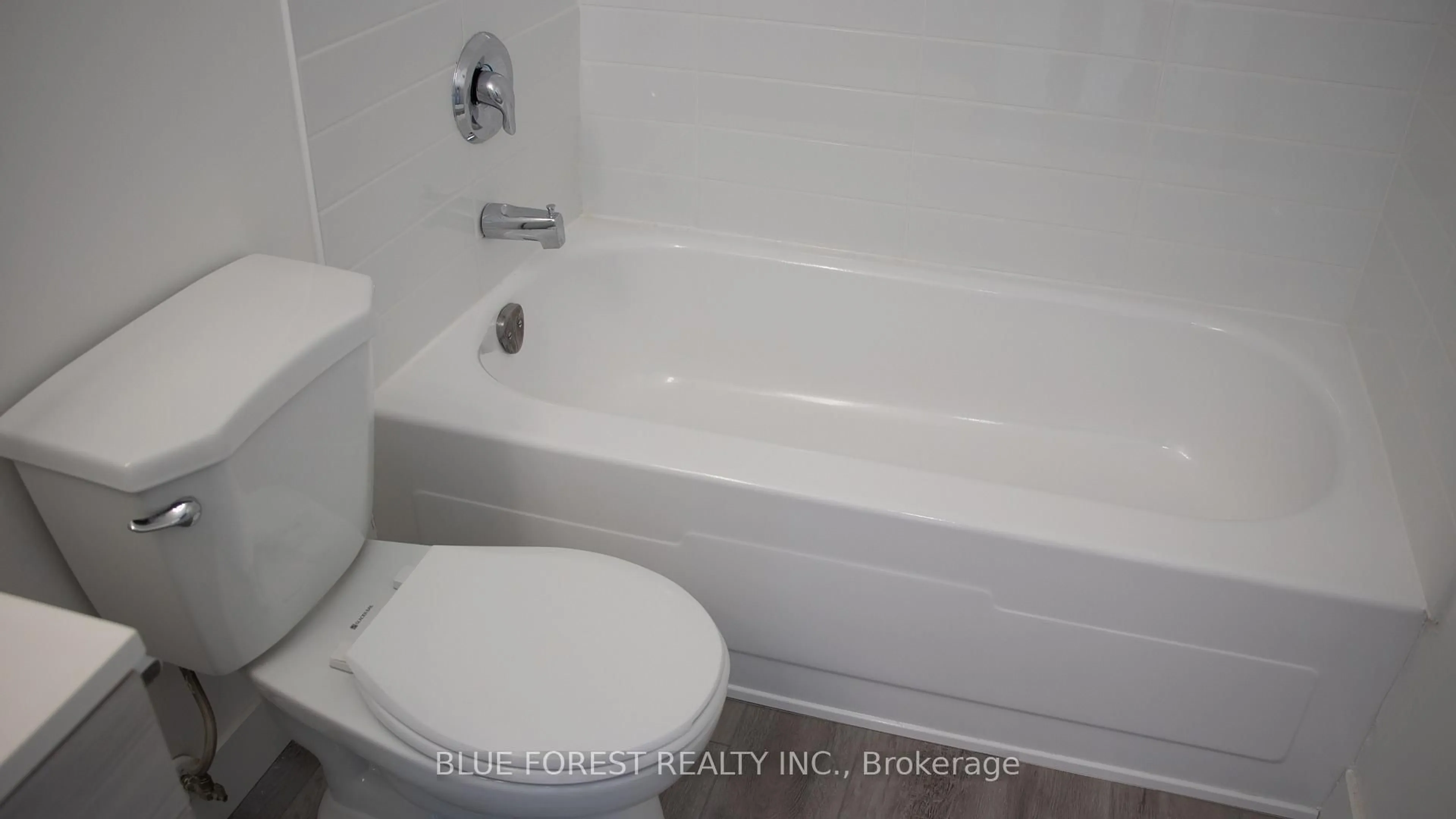 Standard bathroom, ceramic/tile floor for 583 Mornington Ave #1102, London East Ontario N5Y 3E9