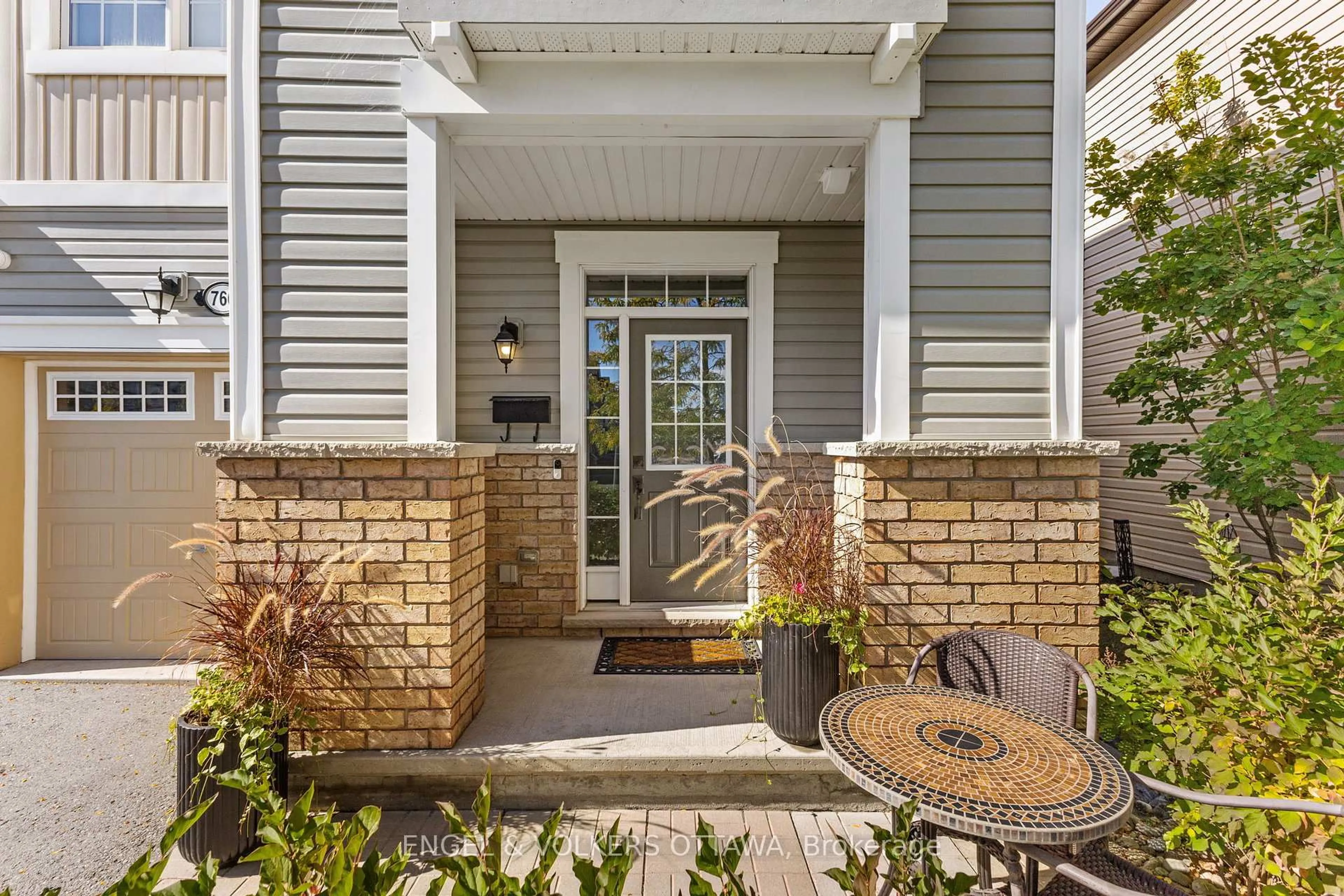 Indoor entryway for 760 Mayfly Cres, Ottawa Ontario K2J 6C9