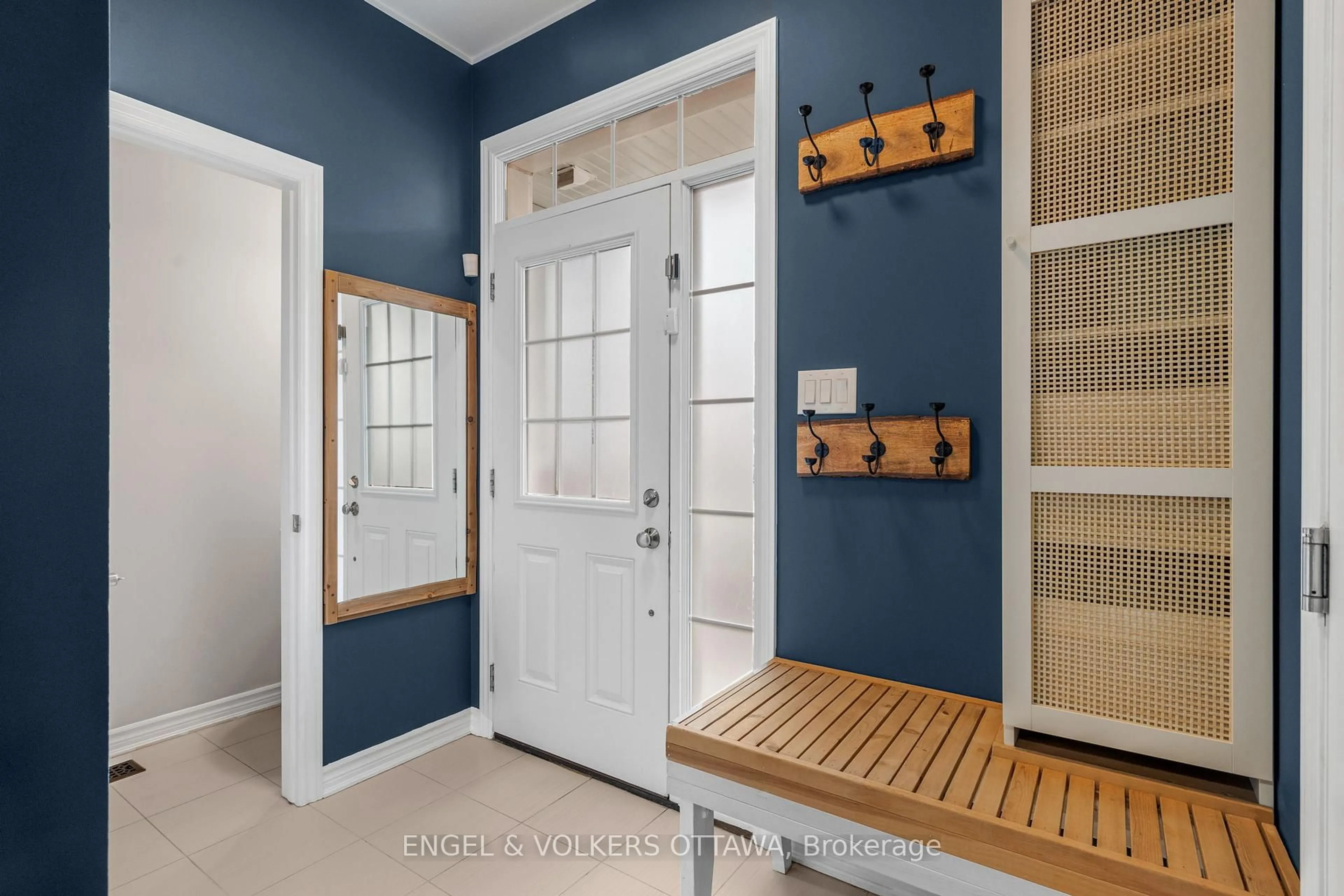 Indoor entryway for 760 Mayfly Cres, Ottawa Ontario K2J 6C9