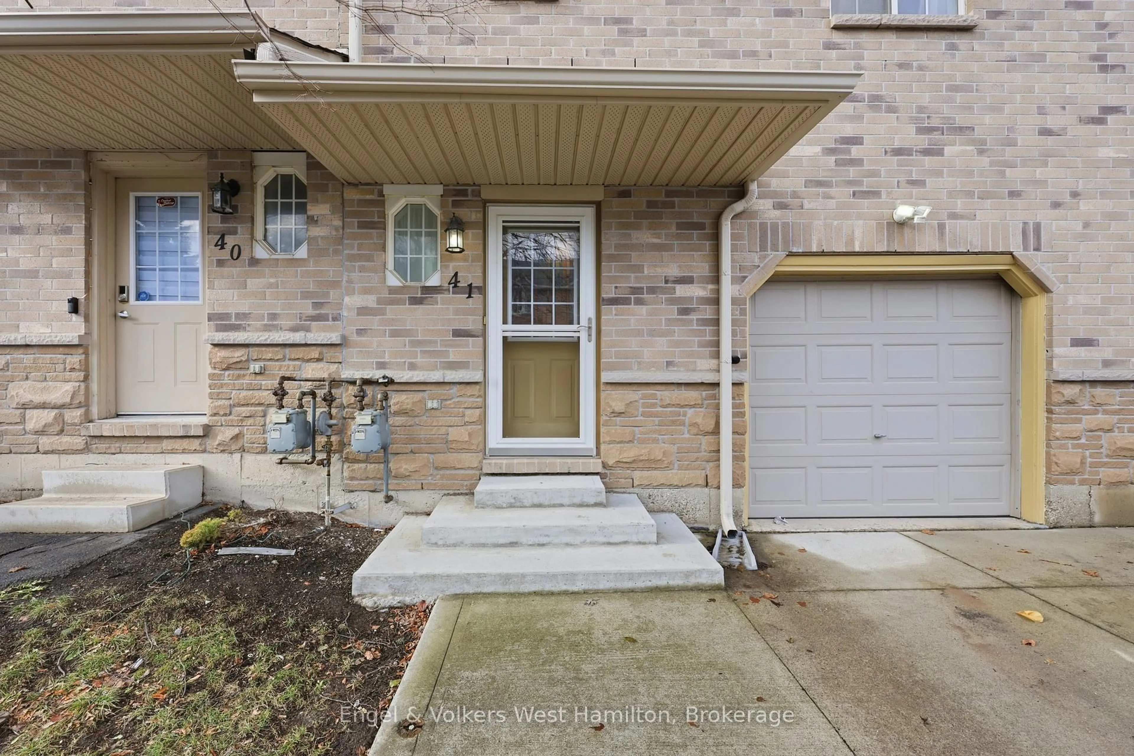 Home with brick exterior material, street for 39 Pinewoods Dr #41, Hamilton Ontario L8J 3Z4