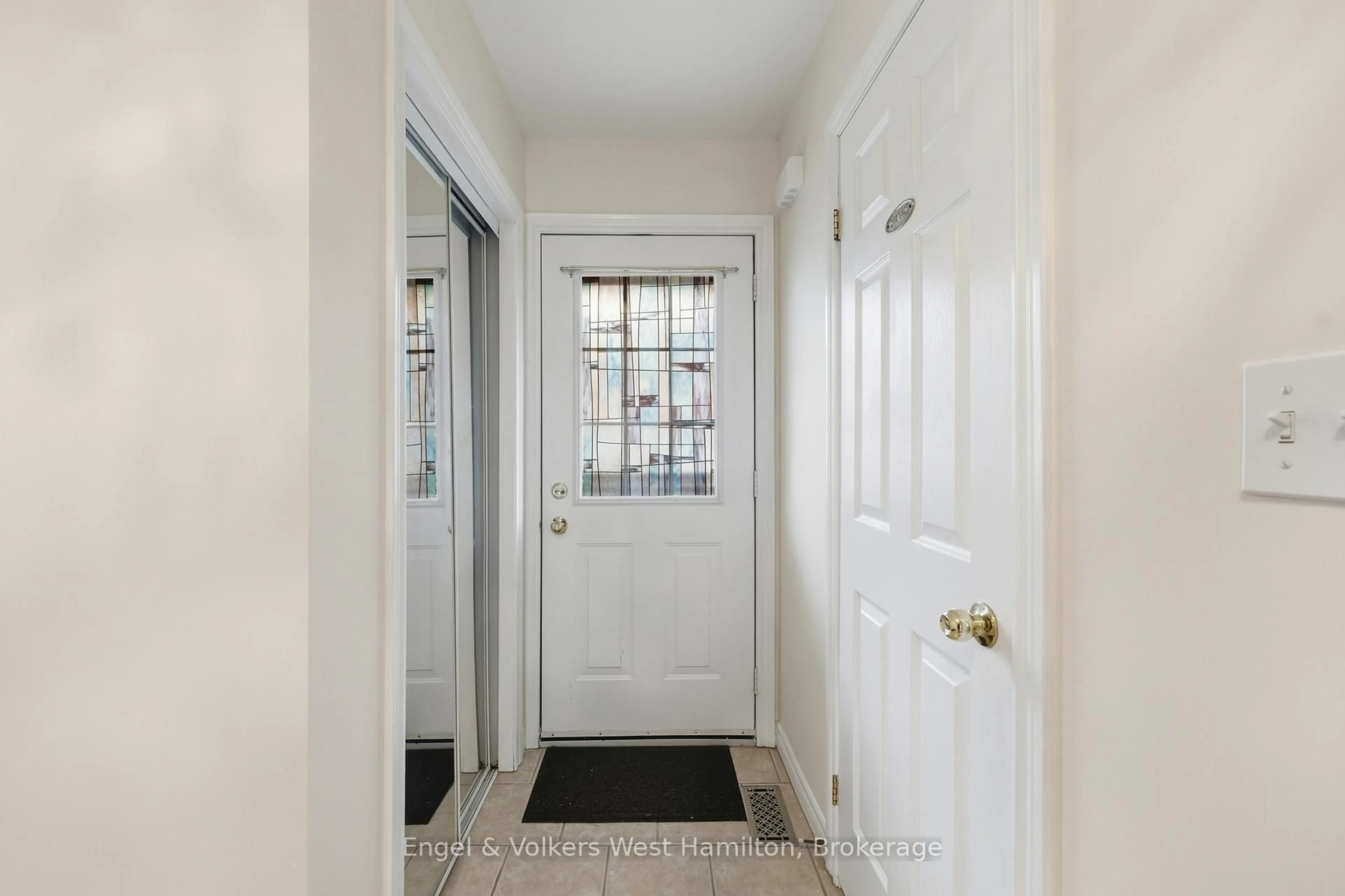 Indoor entryway for 39 Pinewoods Dr #41, Hamilton Ontario L8J 3Z4
