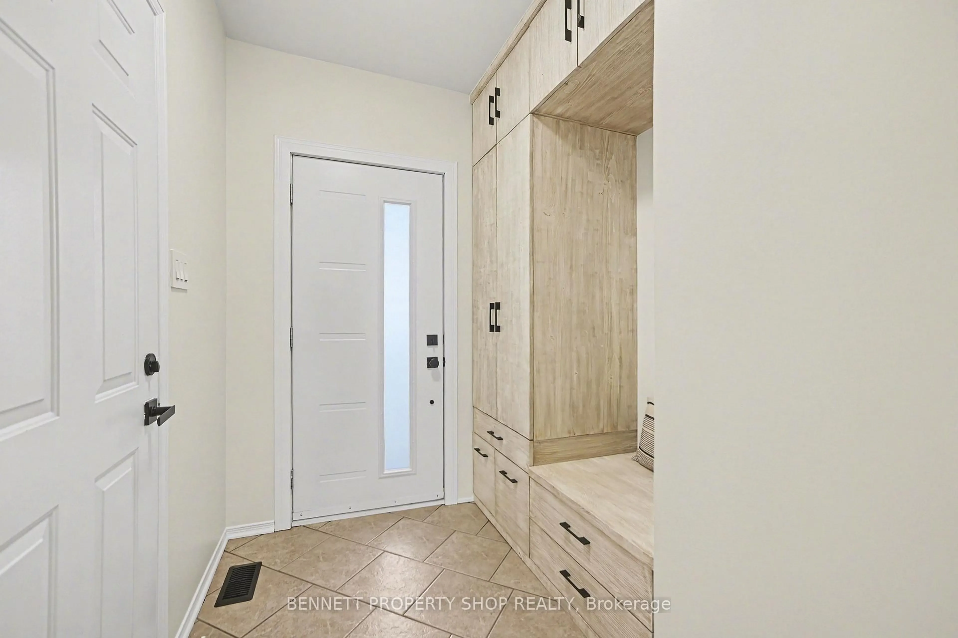 Indoor entryway for 49 Forget St, Russell Ontario K0A 1W0