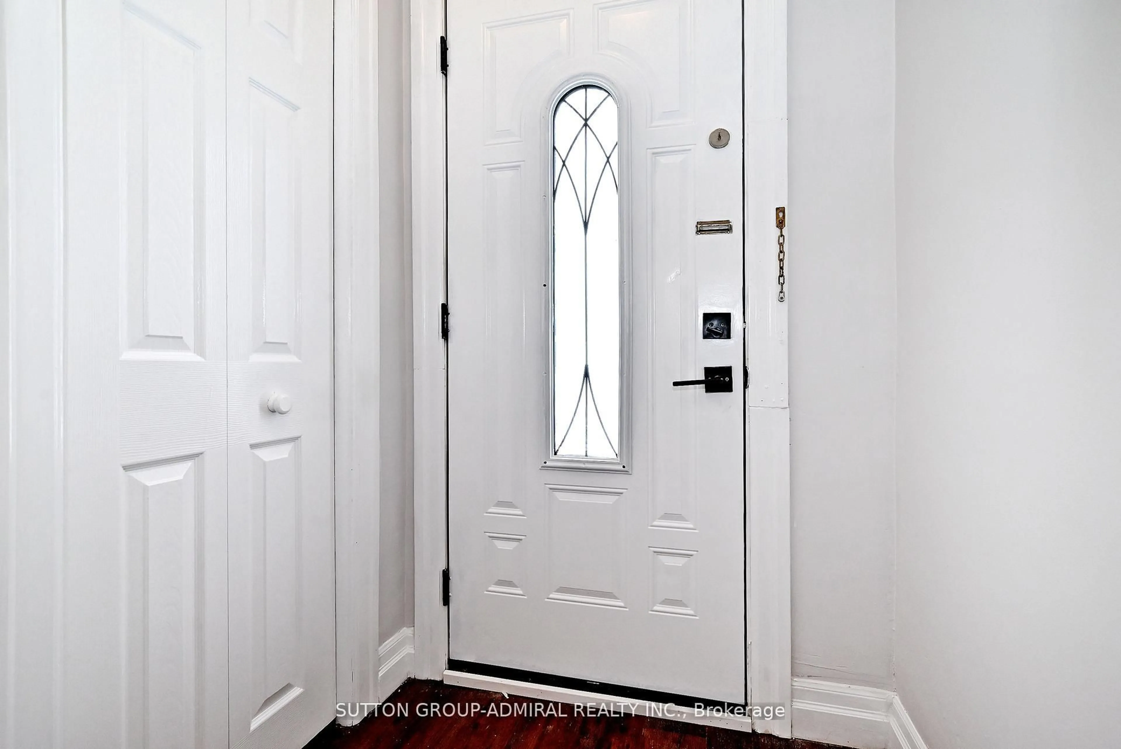 Indoor entryway for 145 Ninth Ave, Kitchener Ontario N2C 1T1