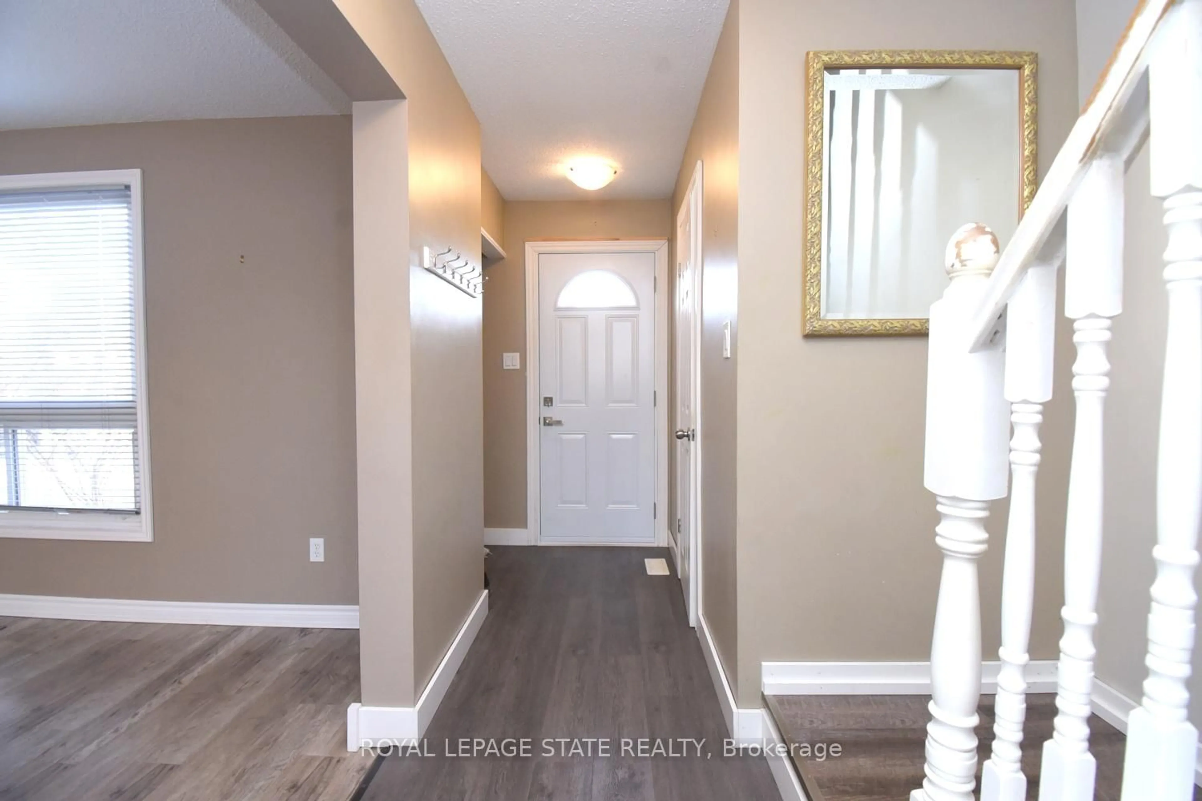 Indoor entryway for 150 Gateshead Cres #122, Hamilton Ontario L8G 4A7